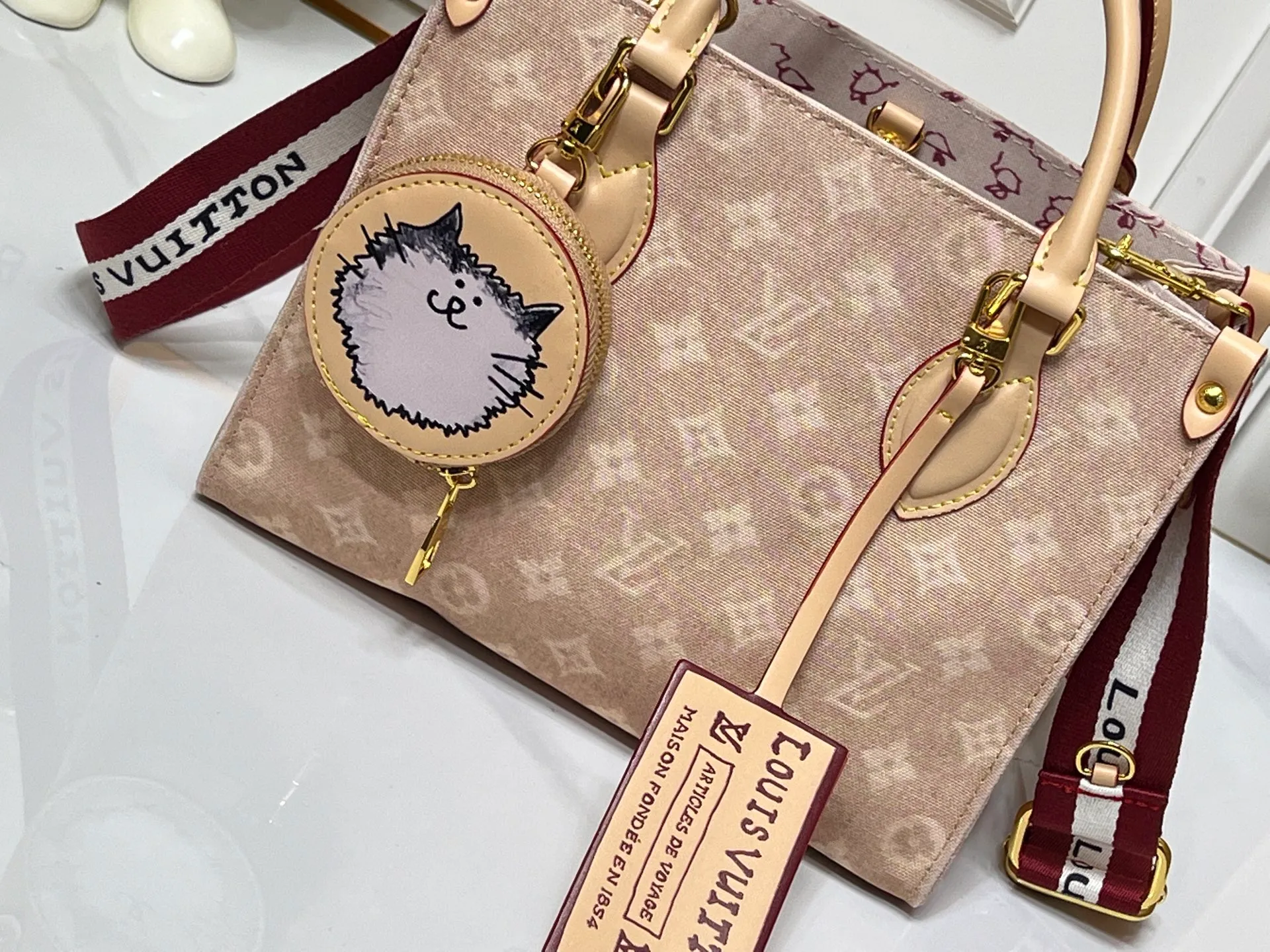 Batch 280💰Upgraded original M45659 M46373 M44571 This OnTheGo small handbag is made of Monogram and Monogram Reverse canvas, with Monogram Giant pattern embellished on it. The Toron handle and the jacquard textured shoulder strap decorated with the brand's logo create a visual contrast, and the detachable coin bag is suitable for storing change or small items. It combines fashionable charm with various functions, making it a good daily companion. 25.0 x 19.0 x 11.5 cm (length x height x width)
