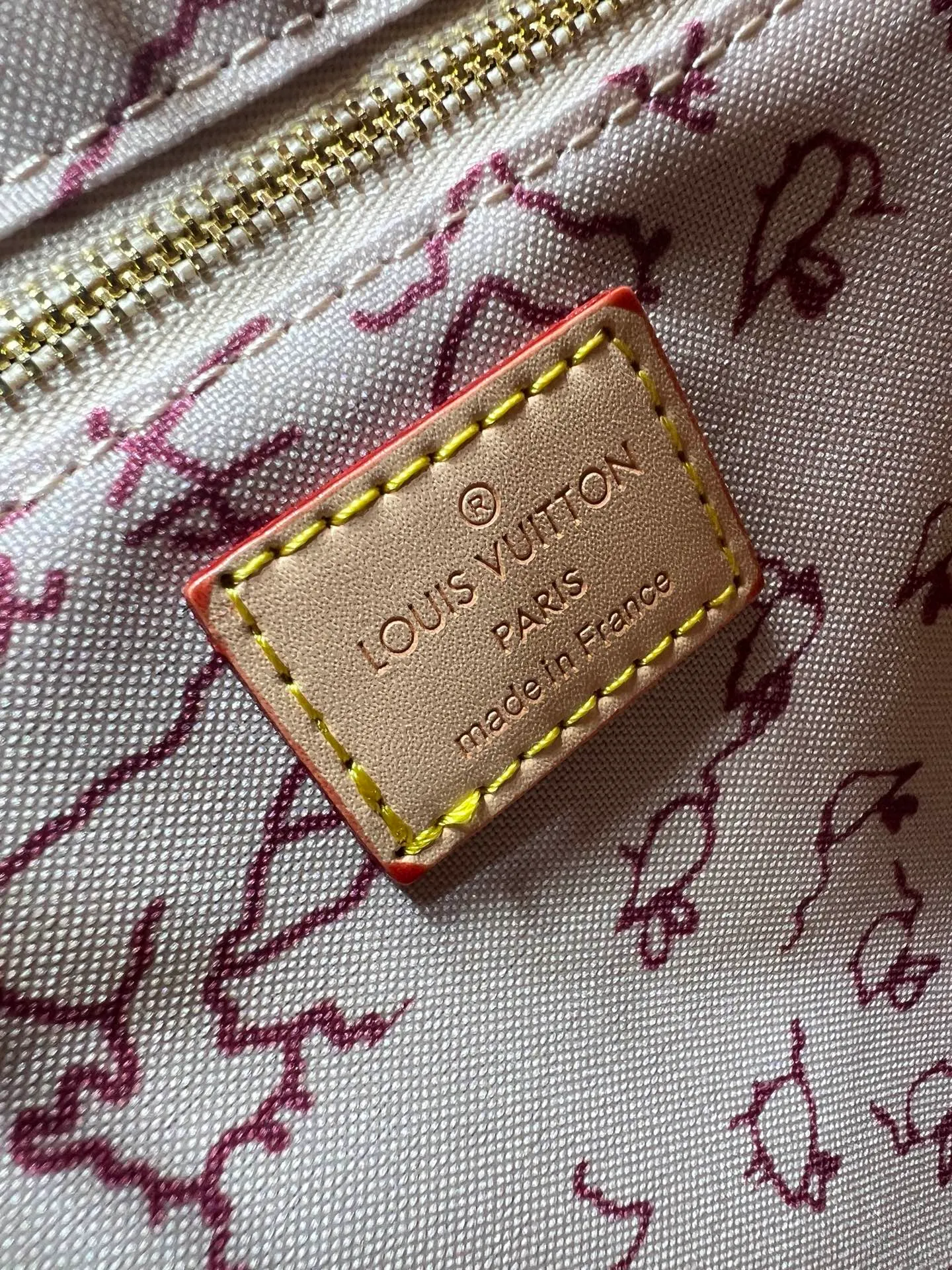 Batch 280💰Upgraded original M45659 M46373 M44571 This OnTheGo small handbag is made of Monogram and Monogram Reverse canvas, with Monogram Giant pattern embellished on it. The Toron handle and the jacquard textured shoulder strap decorated with the brand's logo create a visual contrast, and the detachable coin bag is suitable for storing change or small items. It combines fashionable charm with various functions, making it a good daily companion. 25.0 x 19.0 x 11.5 cm (length x height x width)
