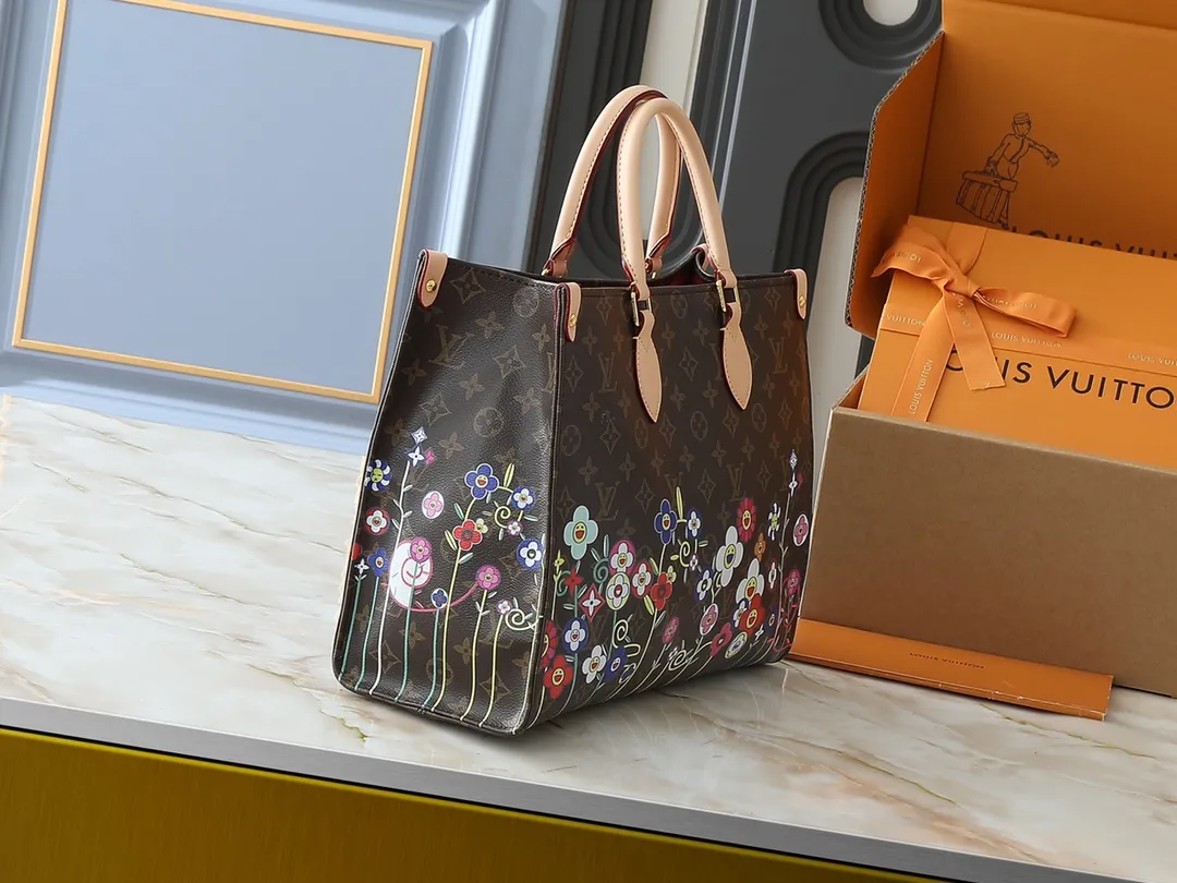 💰260💰Upgraded original version 🔥New style🔥M45039 M45321 M44571 This Onthego medium handbag combines classic Monogram canvas and Monogram Reverse canvas on both sides to present completely different styles. Toron's dual handles and shoulder strap allow for a variety of carrying options. Dimensions: 34.0 x 26.0 x 13.0 cm (length x height x width)