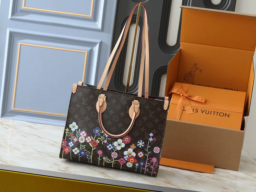 💰260💰Upgraded original version 🔥New style🔥M45039 M45321 M44571 This Onthego medium handbag combines classic Monogram canvas and Monogram Reverse canvas on both sides to present completely different styles. Toron's dual handles and shoulder strap allow for a variety of carrying options. Dimensions: 34.0 x 26.0 x 13.0 cm (length x height x width)