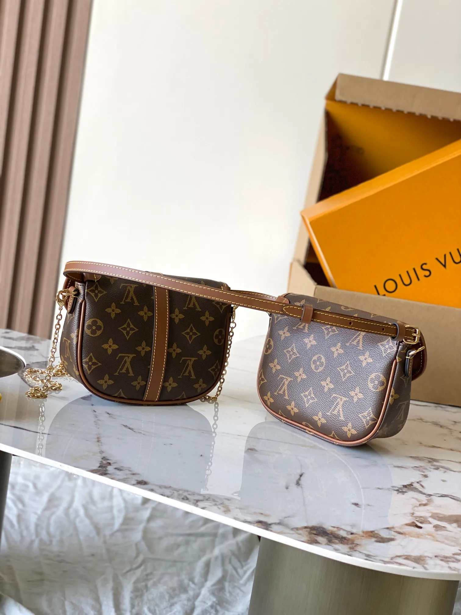 p1640 [Special grade MB163c chip version original leather] This Duo BB handbag Model: M26592 Material: Grade A all-steel hardware, imported original fabric Packaging: Full set of original duty-free MB packaging Size: 19x14x6 cm