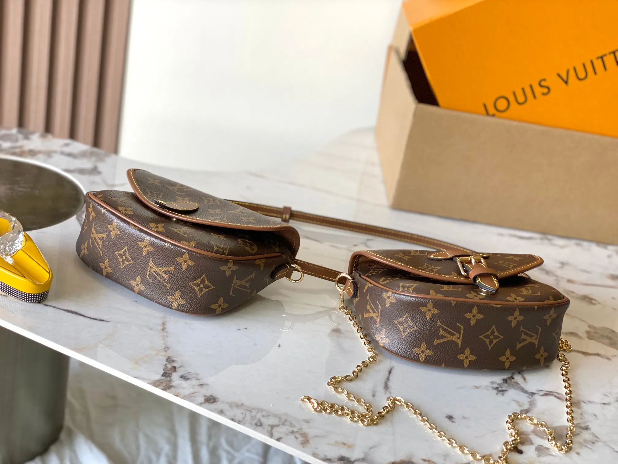 p1640 [Special grade MB163c chip version original leather] This Duo BB handbag Model: M26592 Material: Grade A all-steel hardware, imported original fabric Packaging: Full set of original duty-free MB packaging Size: 19x14x6 cm