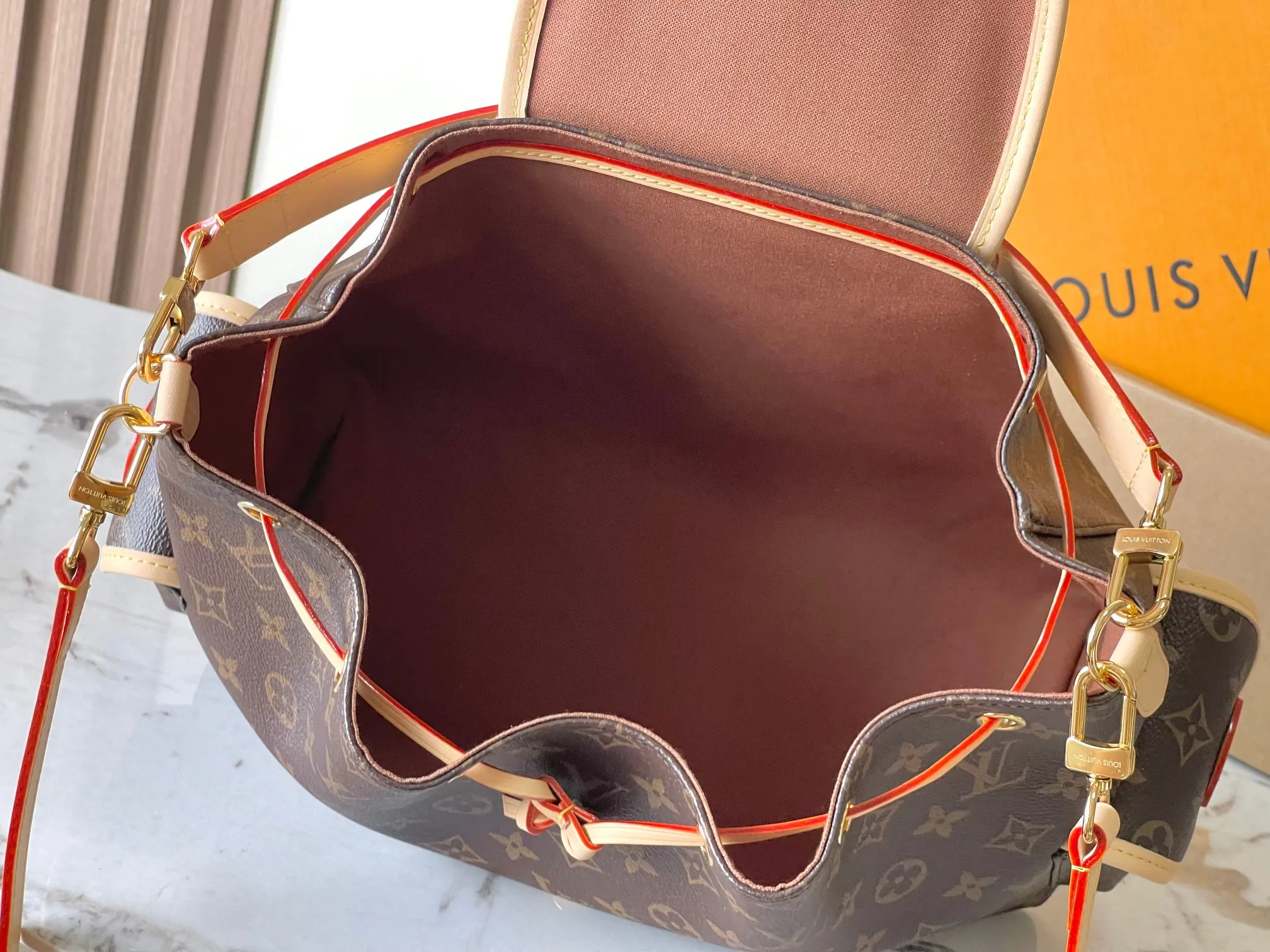 P1660 [Special grade MB original leather] This Odyssee medium handbag Model: M26040 Presbyopia 163C chip version Material: A-grade all-steel hardware, imported original fabric Packaging: Full set of original duty-free MB packaging Size: 36*24*18CM