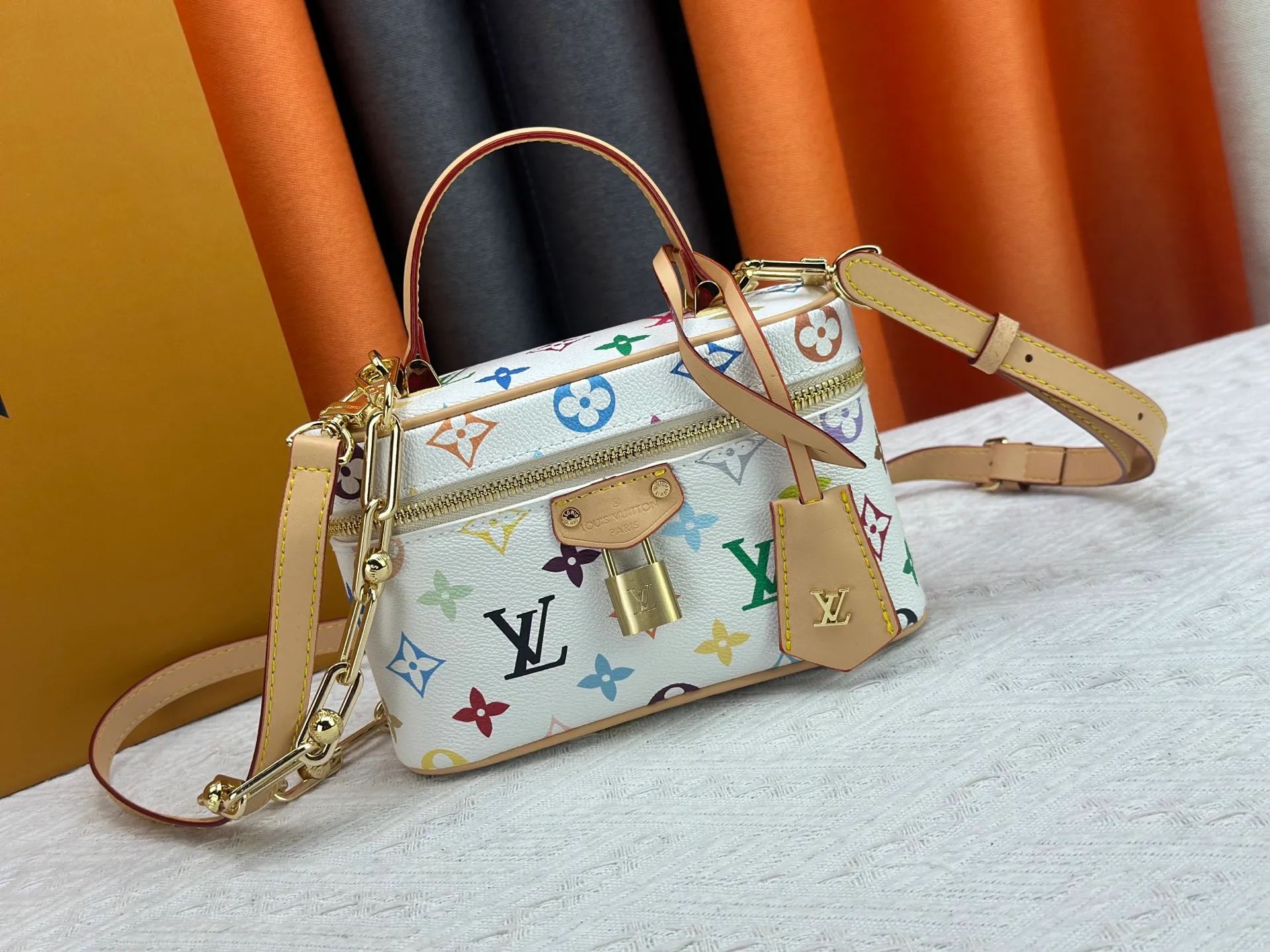 P300 [Official latest model, real shot of how to match the version] M13662-M85634-M47125-M47128-M45165 This Vanity Pouch handbag is from the Louis Vuitton Coated canvas is trimmed with calfskin, while a zipper closure, detachable chain and LV-engraved padlock add a metallic sheen. 11.5 x 6.5 x 19 cm (height x width x length)