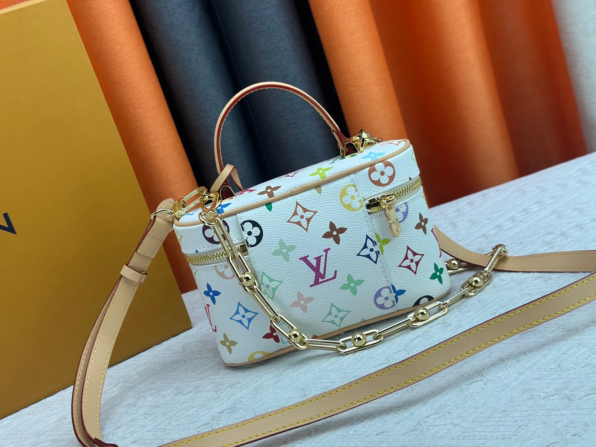 P300 [Official latest model, real shot of how to match the version] M13662-M85634-M47125-M47128-M45165 This Vanity Pouch handbag is from the Louis Vuitton Coated canvas is trimmed with calfskin, while a zipper closure, detachable chain and LV-engraved padlock add a metallic sheen. 11.5 x 6.5 x 19 cm (height x width x length)