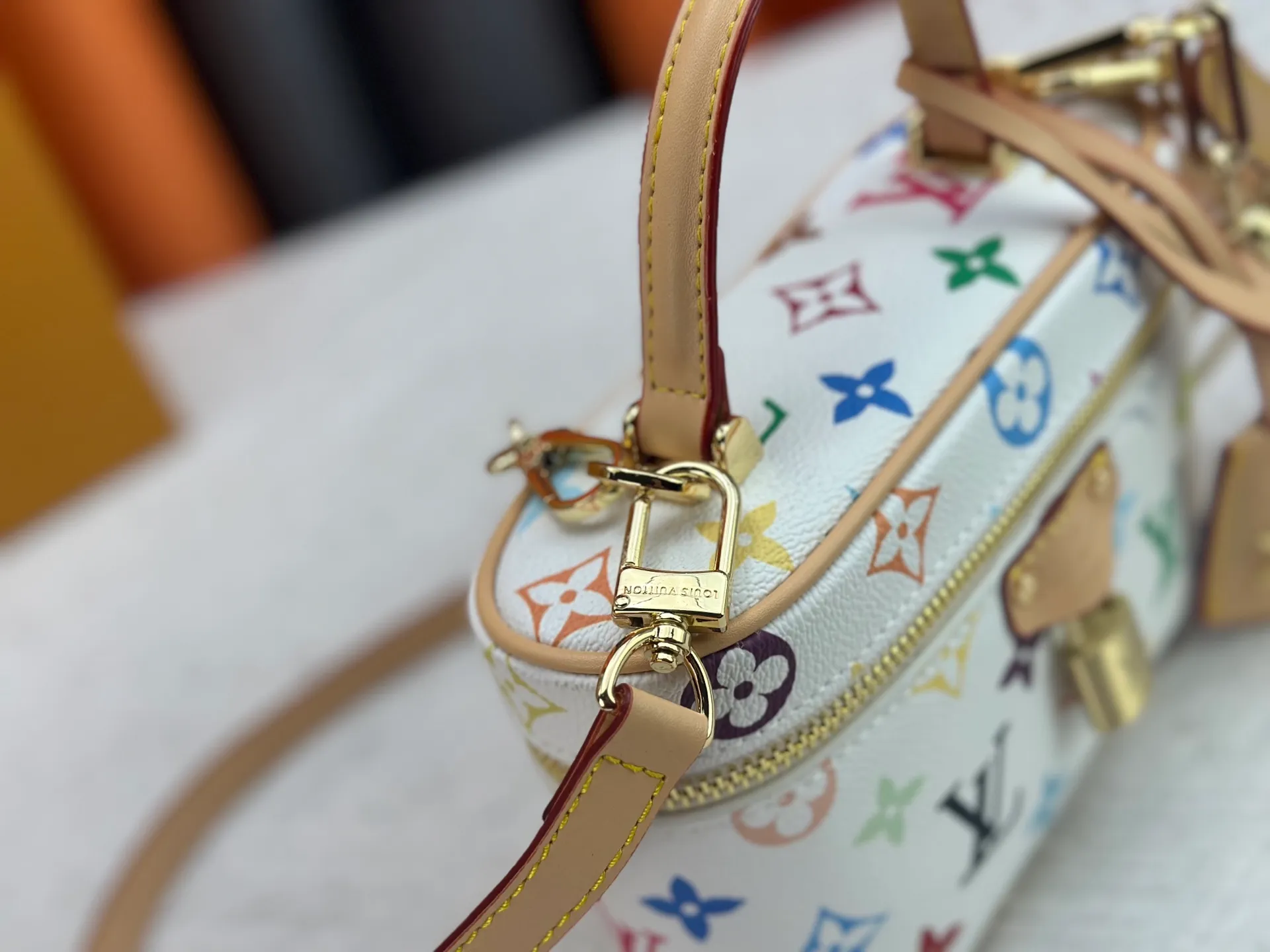 P300 [Official latest model, real shot of how to match the version] M13662-M85634-M47125-M47128-M45165 This Vanity Pouch handbag is from the Louis Vuitton Coated canvas is trimmed with calfskin, while a zipper closure, detachable chain and LV-engraved padlock add a metallic sheen. 11.5 x 6.5 x 19 cm (height x width x length)