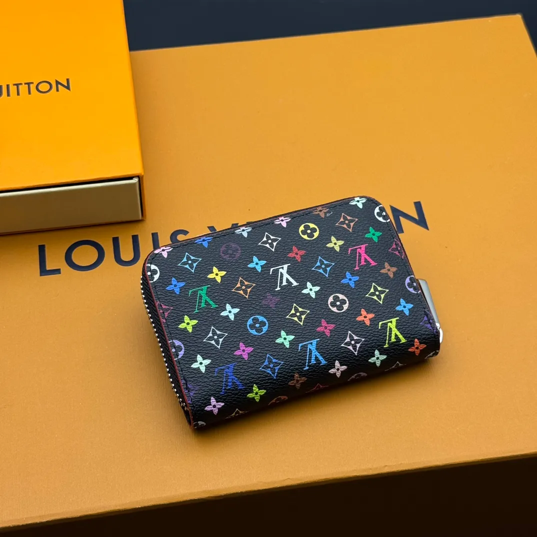 💰110 💎Premium Original 🇫🇷 LV x TM Zippy Coin Purse Black (Three Colors - Takashi Murakami) As part of the Louis Vuitton x Murakami collection reissue, the timeless Zippy Coin Purse is practical and playful, upgraded for this season. It's made from Monogram coated canvas in a cheerful rainbow of hues, in keeping with the Japanese artist's signature pop palette. The interior is secured with a silver zipper and is divided into multiple compartments for coins, banknotes and cards. Model: M13409 Dimensions: 11 x 8.5 x 2 cm.