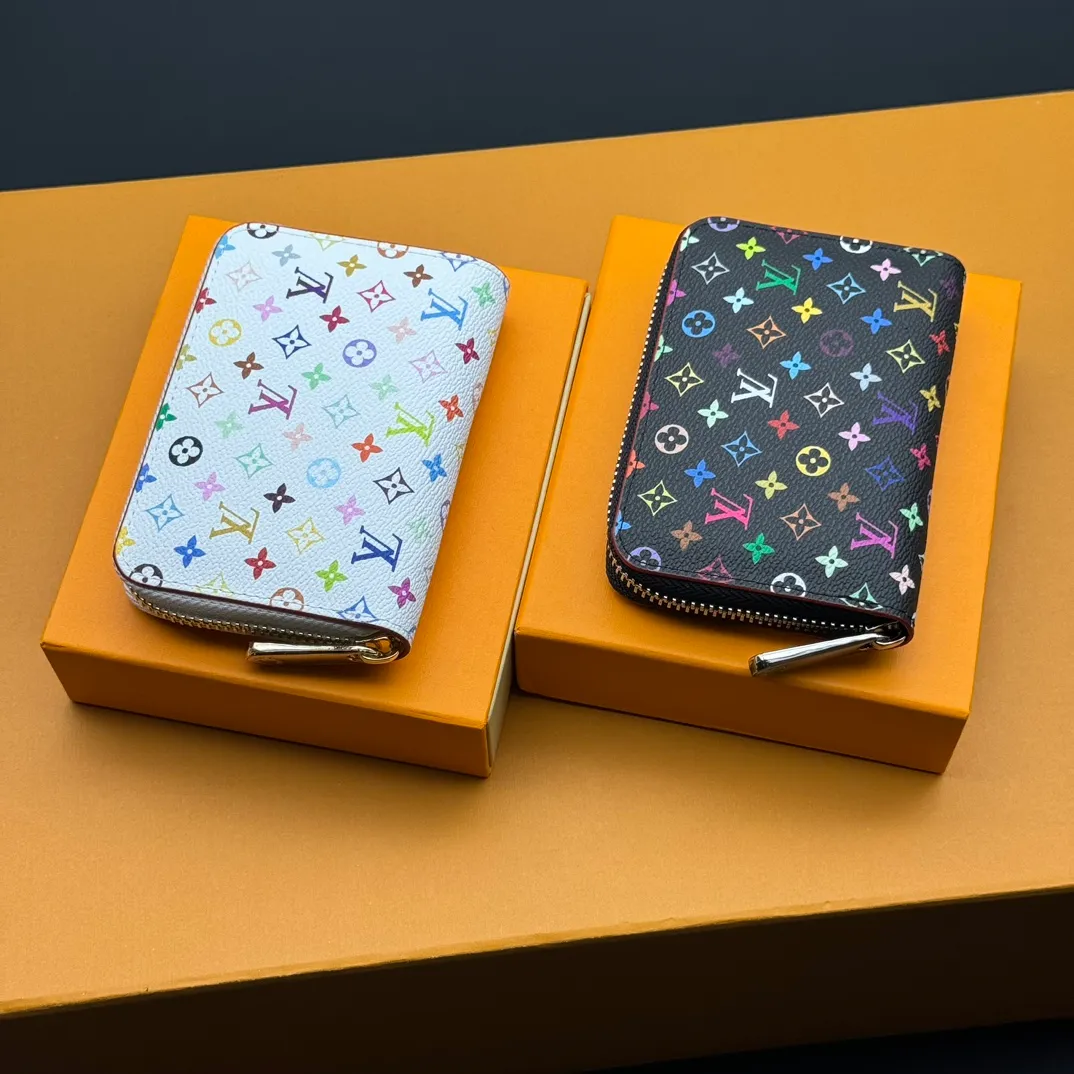 💰110 💎Premium Original 🇫🇷 LV x TM Zippy Coin Purse Black (Three Colors - Takashi Murakami) As part of the Louis Vuitton x Murakami collection reissue, the timeless Zippy Coin Purse is practical and playful, upgraded for this season. It's made from Monogram coated canvas in a cheerful rainbow of hues, in keeping with the Japanese artist's signature pop palette. The interior is secured with a silver zipper and is divided into multiple compartments for coins, banknotes and cards. Model: M13409 Dimensions: 11 x 8.5 x 2 cm.