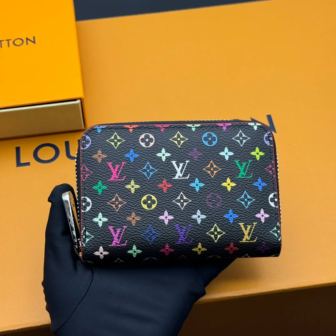 💰110 💎Premium Original 🇫🇷 LV x TM Zippy Coin Purse Black (Three Colors - Takashi Murakami) As part of the Louis Vuitton x Murakami collection reissue, the timeless Zippy Coin Purse is practical and playful, upgraded for this season. It's made from Monogram coated canvas in a cheerful rainbow of hues, in keeping with the Japanese artist's signature pop palette. The interior is secured with a silver zipper and is divided into multiple compartments for coins, banknotes and cards. Model: M13409 Dimensions: 11 x 8.5 x 2 cm.