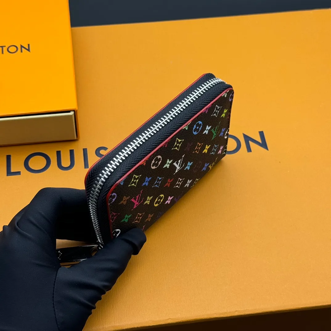 💰110 💎Premium Original 🇫🇷 LV x TM Zippy Coin Purse Black (Three Colors - Takashi Murakami) As part of the Louis Vuitton x Murakami collection reissue, the timeless Zippy Coin Purse is practical and playful, upgraded for this season. It's made from Monogram coated canvas in a cheerful rainbow of hues, in keeping with the Japanese artist's signature pop palette. The interior is secured with a silver zipper and is divided into multiple compartments for coins, banknotes and cards. Model: M13409 Dimensions: 11 x 8.5 x 2 cm.