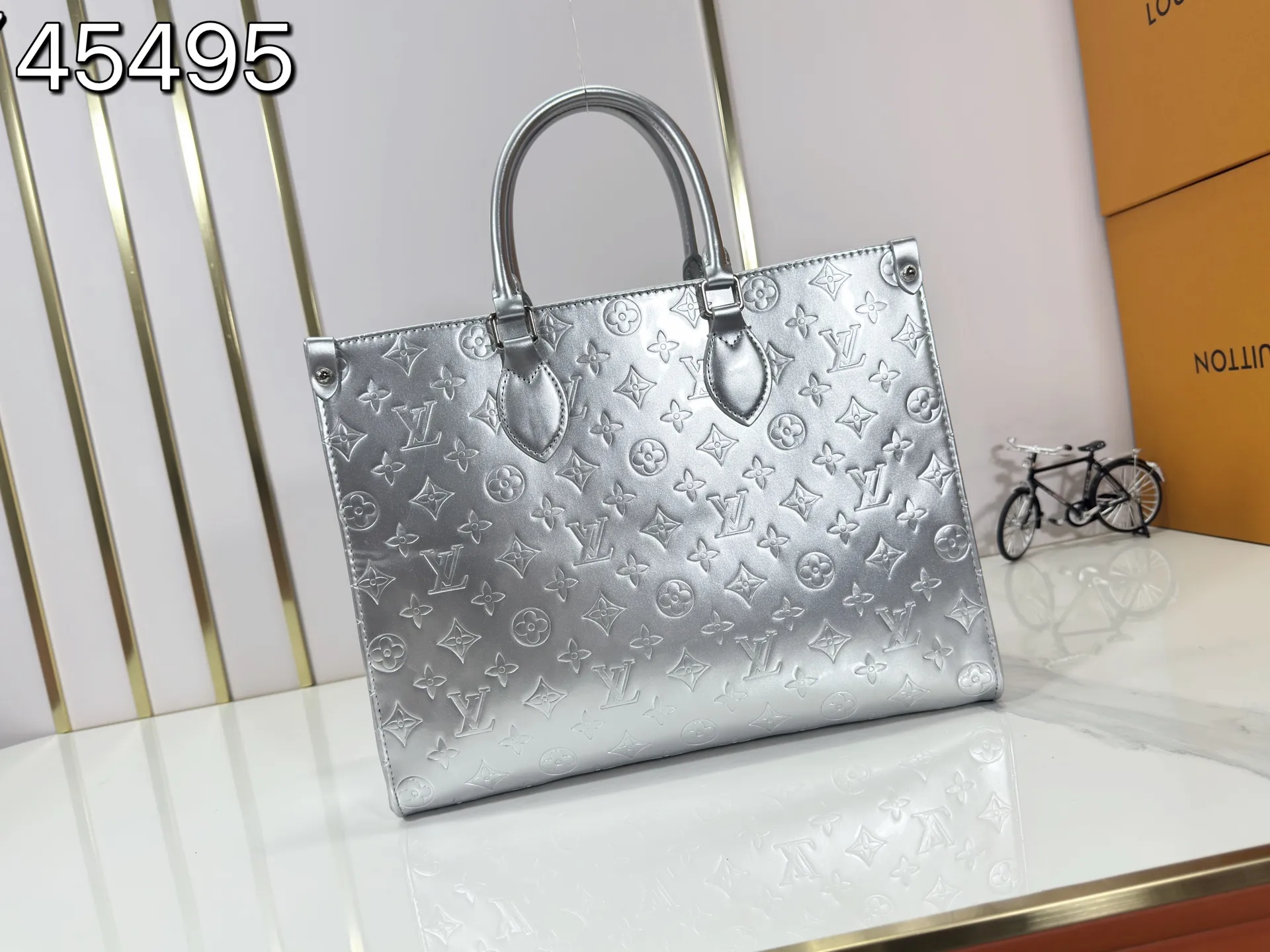 P240 Upgraded original M45495 M45039 M45321 M44571 This OnTheGo medium Tote bag is printed and then embossed with the Medium Monogram pattern on soft grained cow leather. Its ample interior can accommodate a laptop and other office supplies, and the long and short handles are easy to carry or carry on the shoulder. Dimensions: 35.0 x 27.0 x 14.0 cm