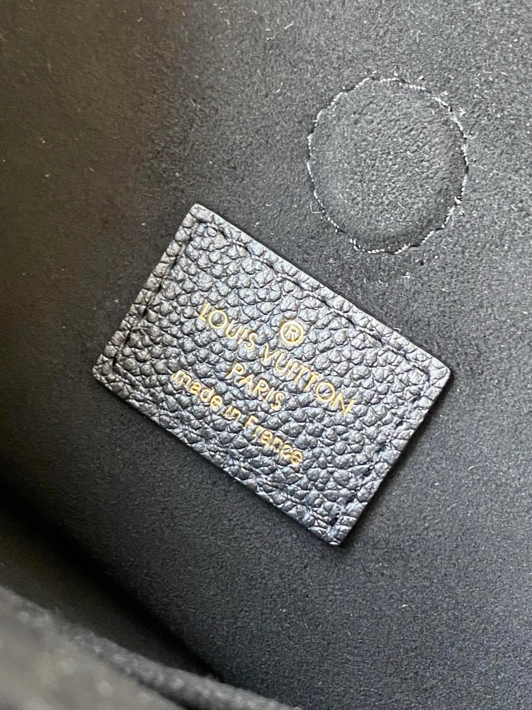 💰1140 (top-grain leather) top-quality original M46508 presbyopia🐎🐎Opéra BB handbag is stitched with Monogram canvas, grained leather and smooth leather, fully displaying Louis Vuitton's iconic style. The rolled leather handle is embellished with exquisite rivets, and the leather handle loop references the brand's heritage. There is ample space to accommodate daily necessary details such as a tablet computer. 26 x 18 x 15 cm (length x height x width)
