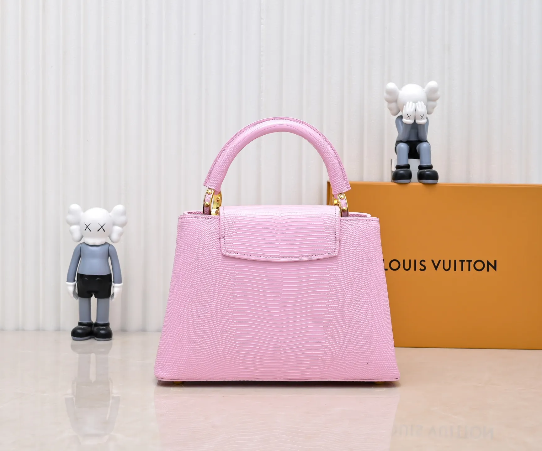 Top original P420 Guangzhou-made M99528 pink lizard skin gold buckle CapucinesBB handbag exquisitely combines graceful lizard skin outer layer, delicate sheepskin lining and glossy metal parts. The iconic flap makes two styles fashionable. The LV logo can be read on the inside and Monogram flowers bloom on the outside. It can light up an eye-catching corner for evening occasions and add a personalized atmosphere to the wardrobe. Shine gorgeous style in day and night occasions.  Detailed features 27 x 18 x 9 cm (length x height x width)