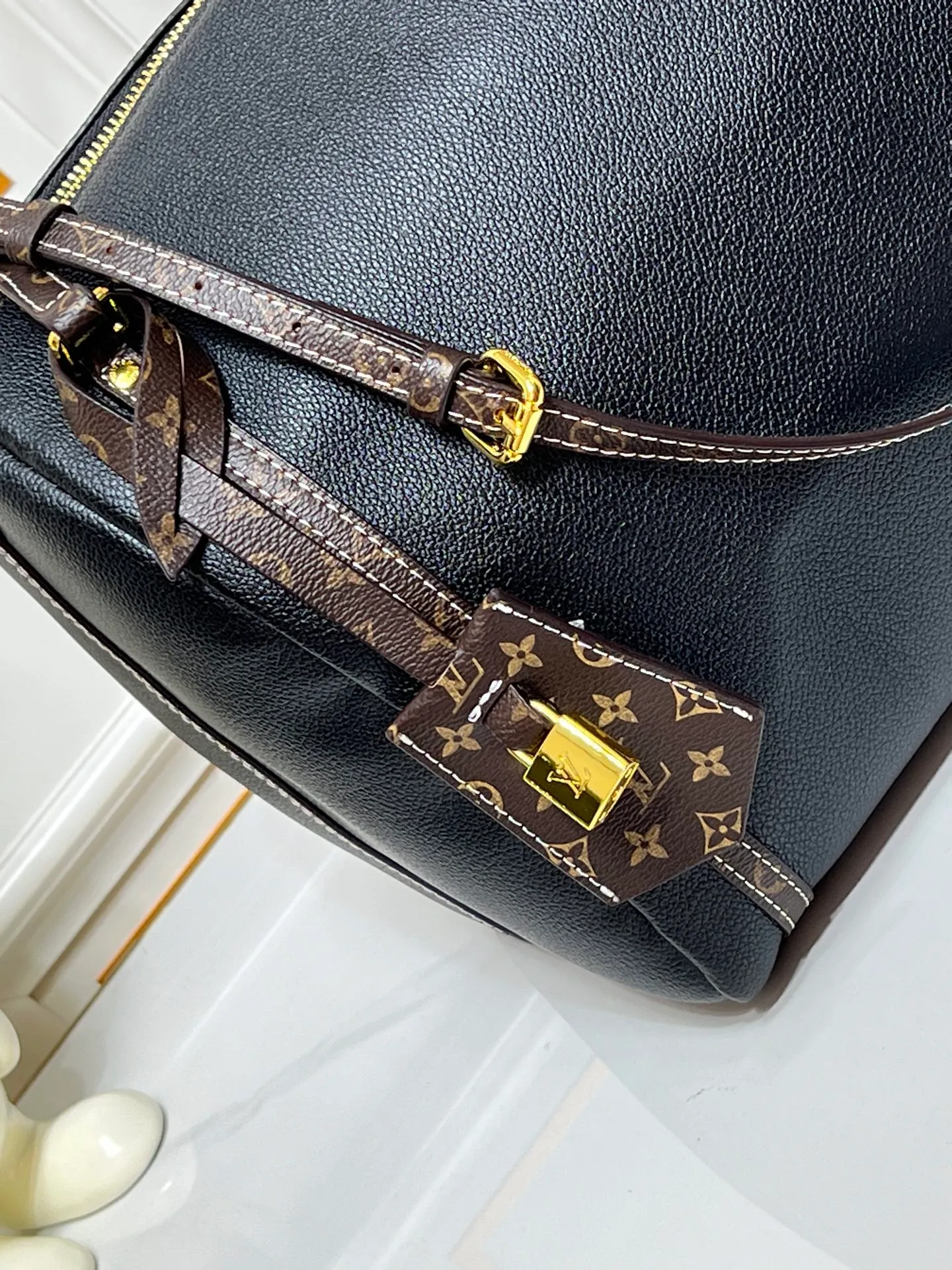 Batch 300💰Upgraded original M26037 M26451 M26359 M26397 M26358 M26039 M26905 M26360 M13668 M13667 This large Express Travel handbag injects a gentle atmosphere into the classic Keepall handbag, highlighting Nicolas Ghesquière's keen insight into the rhythm of urban travel. Made from fine-grained cowhide leather with Monogram canvas elements, the soft construction offers plenty of space, and the adjustable handle and removable rolled-leather handle allow for flexible carrying. Dimensions: 45 x 20 x 27 (cm) ((length x height x width)