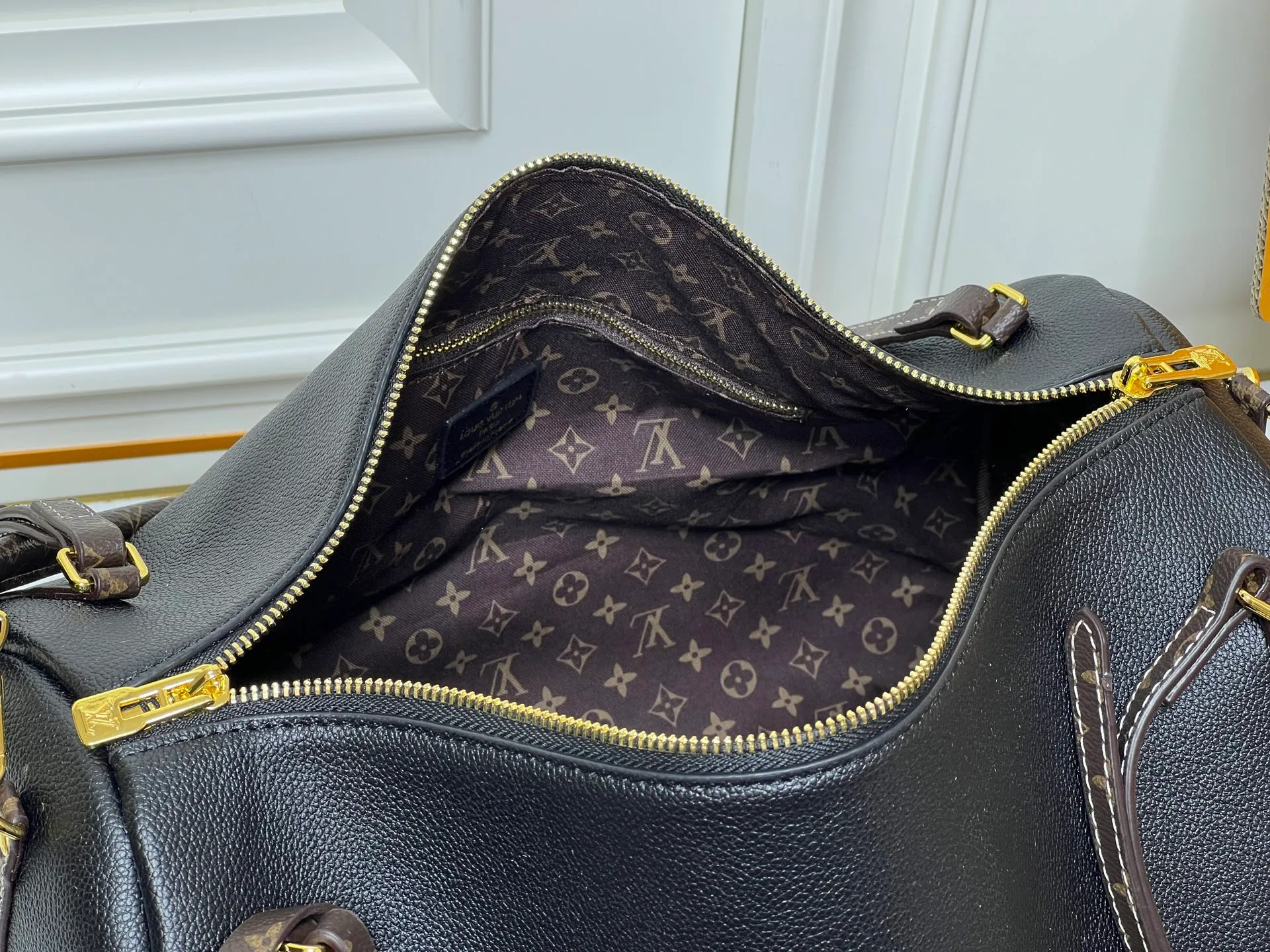 Batch 300💰Upgraded original M26037 M26451 M26359 M26397 M26358 M26039 M26905 M26360 M13668 M13667 This large Express Travel handbag injects a gentle atmosphere into the classic Keepall handbag, highlighting Nicolas Ghesquière's keen insight into the rhythm of urban travel. Made from fine-grained cowhide leather with Monogram canvas elements, the soft construction offers plenty of space, and the adjustable handle and removable rolled-leather handle allow for flexible carrying. Dimensions: 45 x 20 x 27 (cm) ((length x height x width)