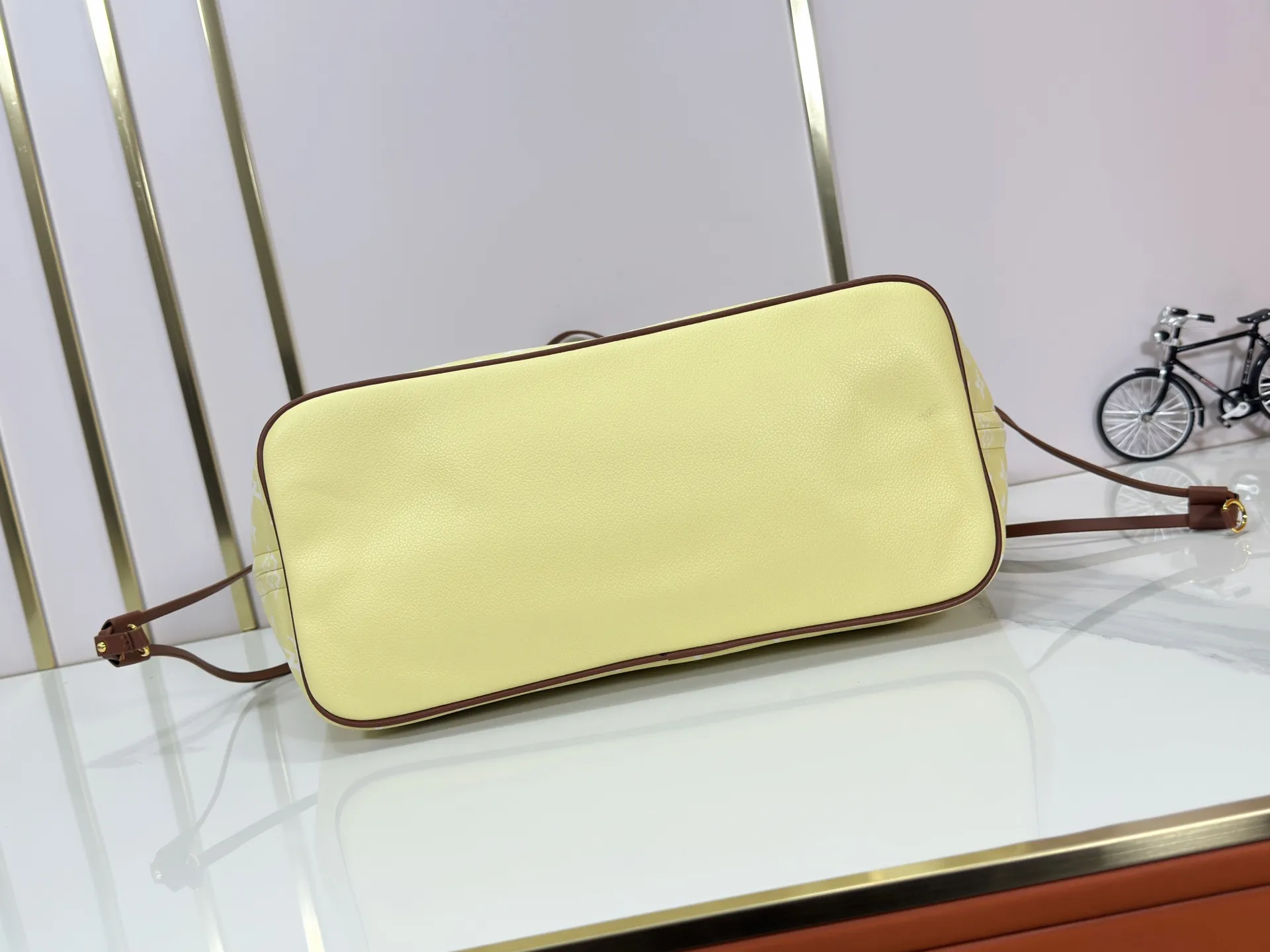 P280 Upgraded Original M45685 M40995 Neverfull handbags always meet your various handbag needs. It has a large capacity but is not bulky. It is stiff and soft to the touch, making it suitable for home and travel. Tighten the side ties and it instantly transforms into a stylish urban handbag. Loosen the straps and it transforms into a chic and practical handbag. The slender leather handle can be carried over the shoulder or between the arms. The model shown here is made of Damier Ebène canvas. Dimensions: 31.0 x 28.0 x 14.0 cm
