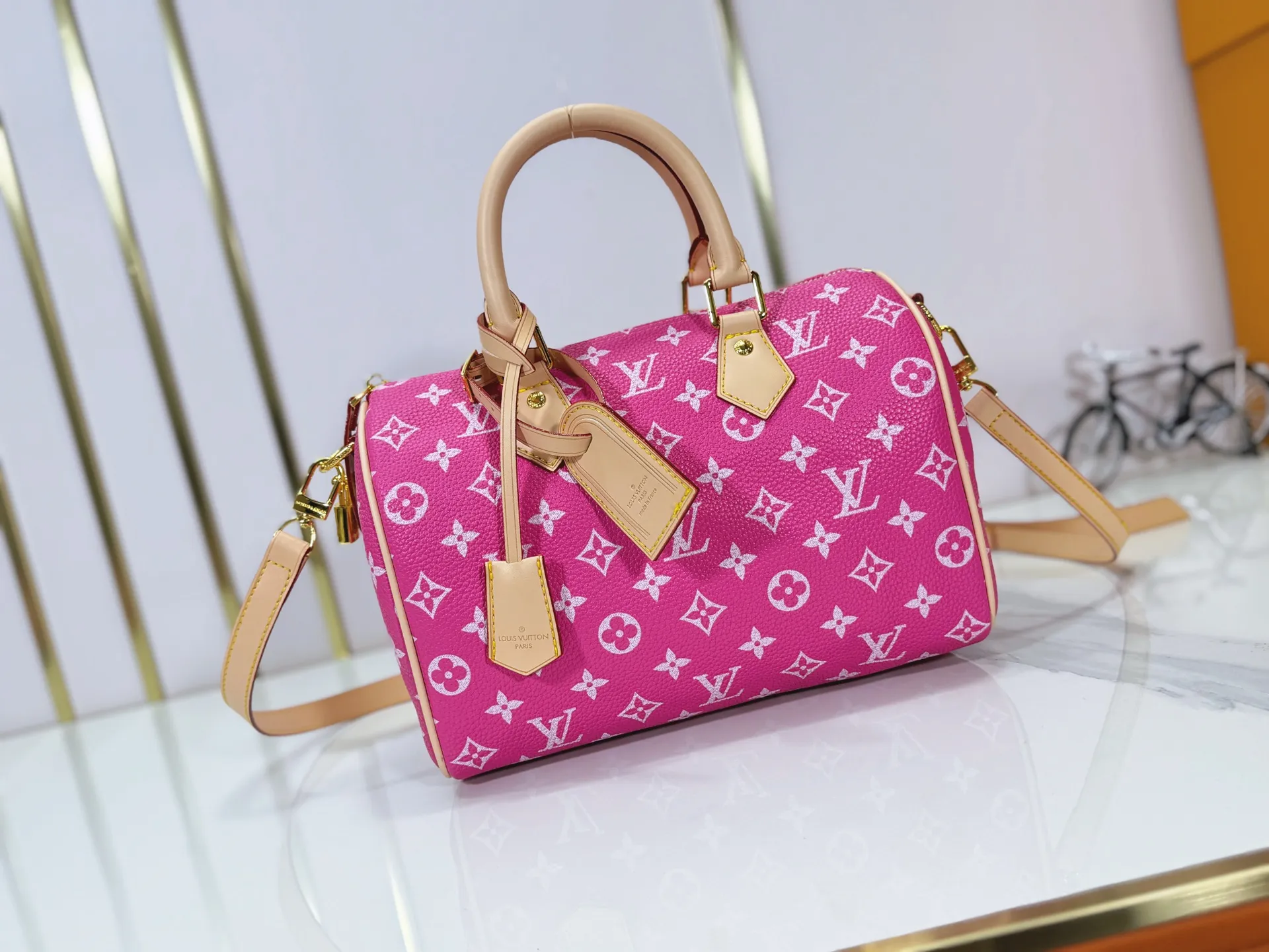 P280 Upgraded original M24424 M24425 M24426 M24423 M24443 M This Speedy Bandoulière 25 Monogram Leather handbag is made of soft cow leather and uses Monogram pattern to reproduce the elegant look and feel of canvas printing. Dazzling metal hardware, sheepskin lining and nameplate all reflect Creative Director Pharrell Williams' relentless attention to detail. Dimensions: 25.0 x 15.0 x 15.0 cm (length x height x width)