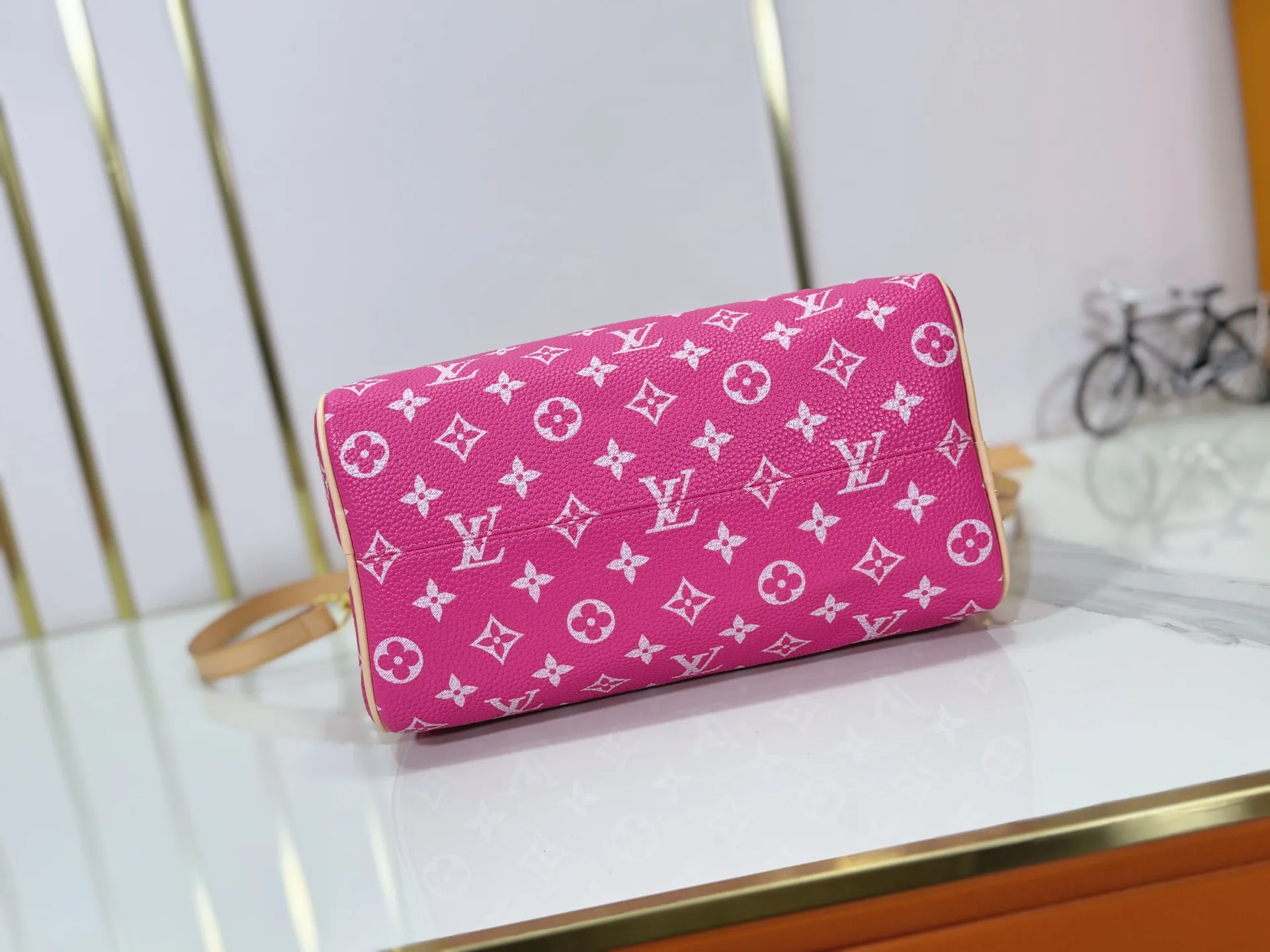 P280 Upgraded original M24424 M24425 M24426 M24423 M24443 M This Speedy Bandoulière 25 Monogram Leather handbag is made of soft cow leather and uses Monogram pattern to reproduce the elegant look and feel of canvas printing. Dazzling metal hardware, sheepskin lining and nameplate all reflect Creative Director Pharrell Williams' relentless attention to detail. Dimensions: 25.0 x 15.0 x 15.0 cm (length x height x width)