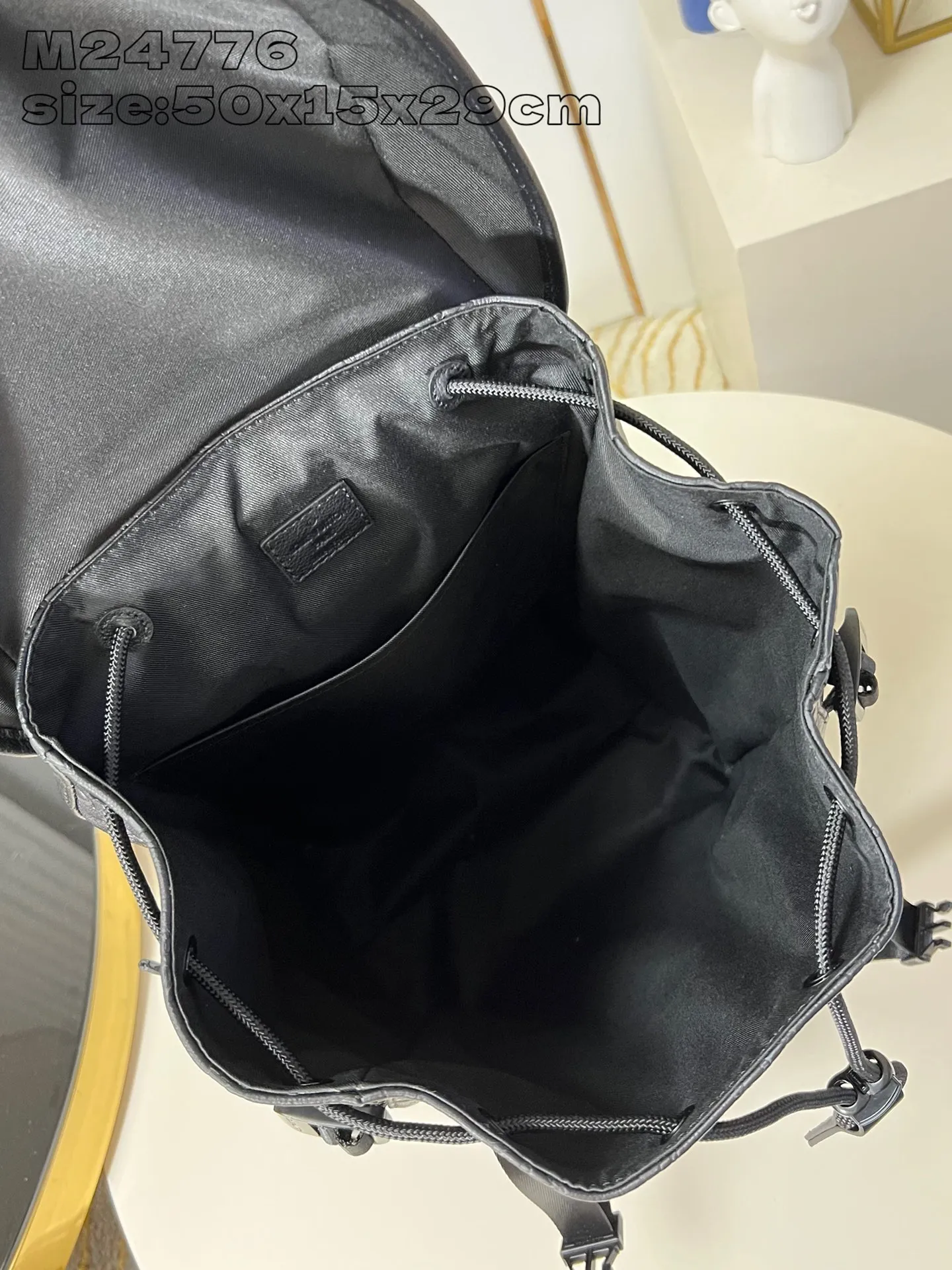 💰1340 (top layer leather) top original individual real shot M24776 embossed】This Getaway backpack is made of Monogram Shadow cow leather, creating a subtle shadow effect for the LV letters and Monogram flower cluster embossing. The handsome silhouette features a spacious main compartment and exterior pockets, and the top flap opens with an LV quick-release buckle. 50 x 15 x 29 cm (height x width x length) [Warm reminder: This item is too big to fit in the packaging]