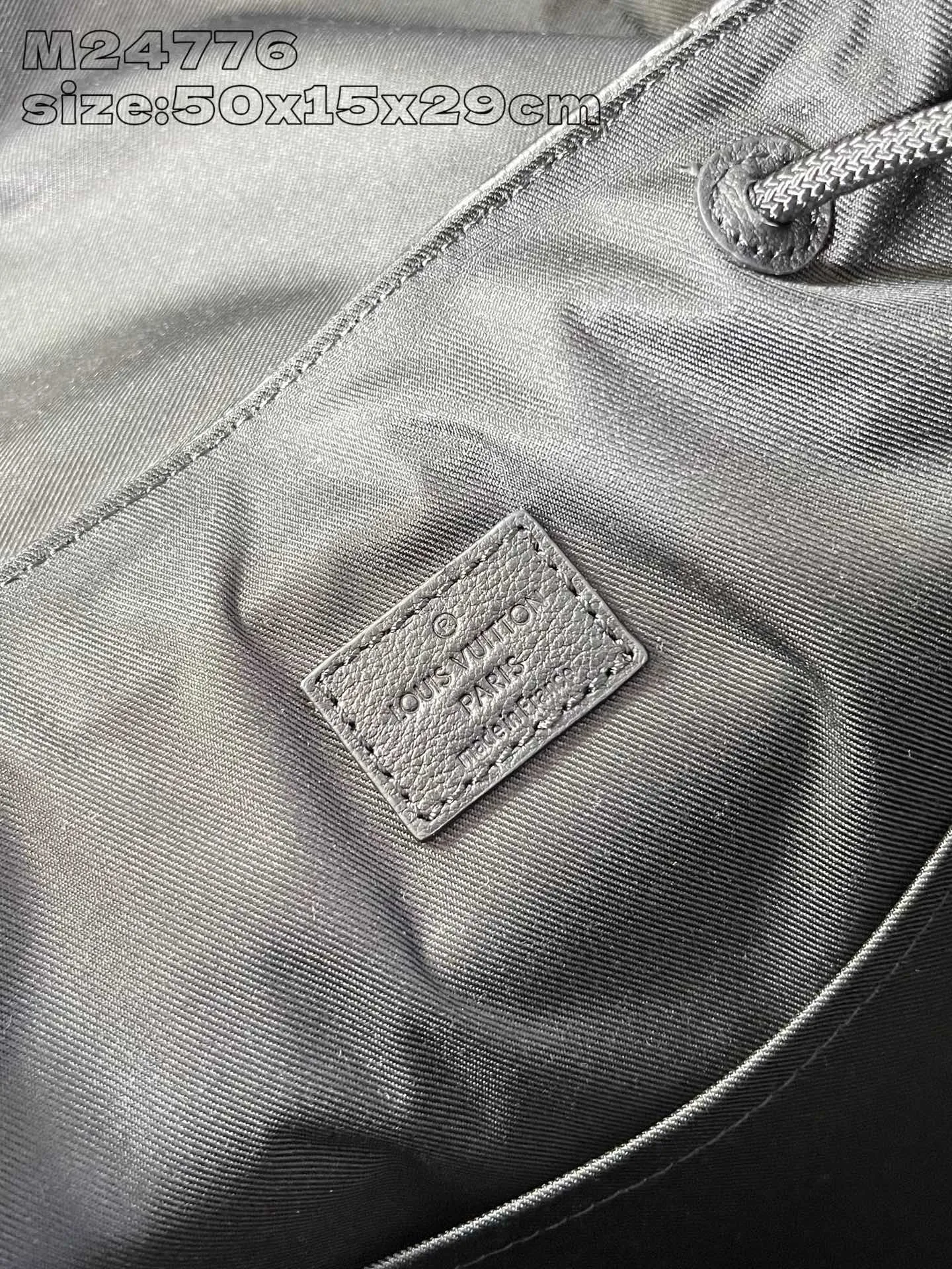 💰1340 (top layer leather) top original individual real shot M24776 embossed】This Getaway backpack is made of Monogram Shadow cow leather, creating a subtle shadow effect for the LV letters and Monogram flower cluster embossing. The handsome silhouette features a spacious main compartment and exterior pockets, and the top flap opens with an LV quick-release buckle. 50 x 15 x 29 cm (height x width x length) [Warm reminder: This item is too big to fit in the packaging]