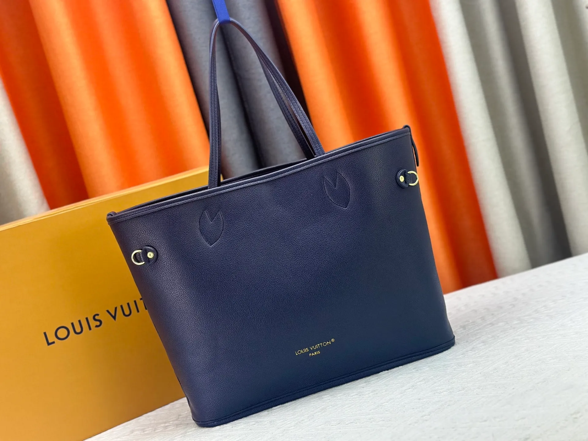 P260 Upgraded Original 14994 Blue M11946 Black M12061 Brown Neverfull Inside Out medium handbag uses Monogram canvas and grained leather to create a new double-sided design. Its detachable pocket can easily be transformed into an outer bag or a compact shoulder bag. Size: 31*28*14cm