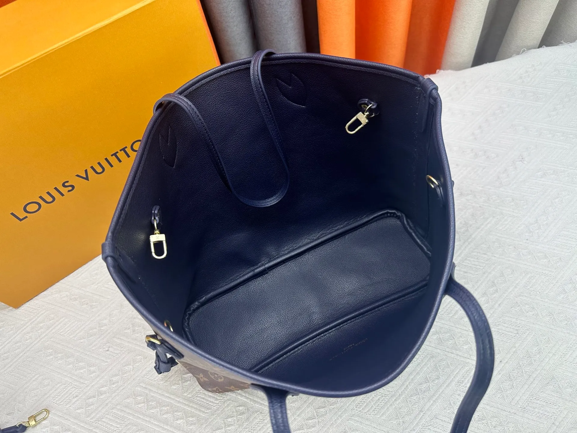 P260 Upgraded Original 14994 Blue M11946 Black M12061 Brown Neverfull Inside Out medium handbag uses Monogram canvas and grained leather to create a new double-sided design. Its detachable pocket can easily be transformed into an outer bag or a compact shoulder bag. Size: 31*28*14cm