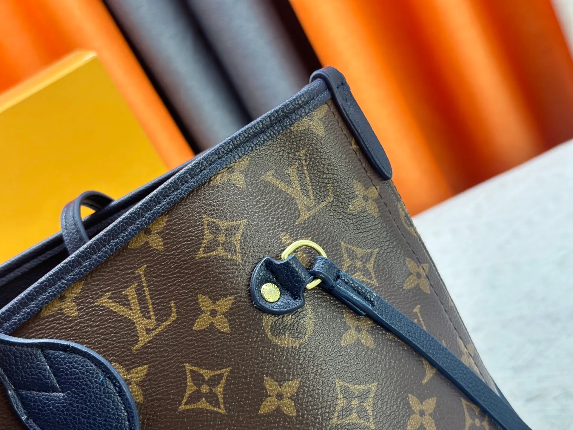 P260 Upgraded Original 14994 Blue M11946 Black M12061 Brown Neverfull Inside Out medium handbag uses Monogram canvas and grained leather to create a new double-sided design. Its detachable pocket can easily be transformed into an outer bag or a compact shoulder bag. Size: 31*28*14cm