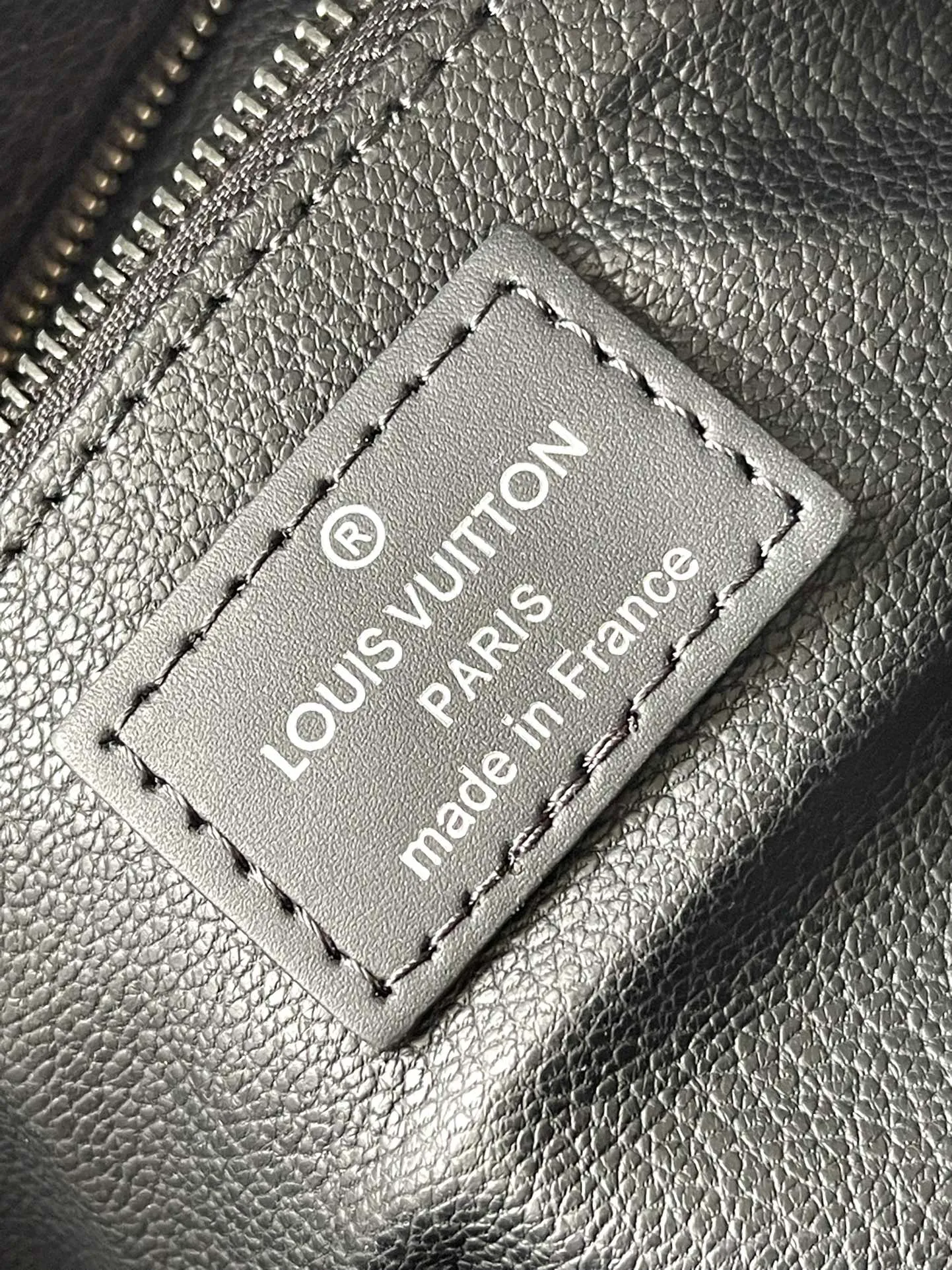 💰660 Top original order M46354 Black Flower Dopp washing bag is made of classic Damier Graphite canvas and cow leather trim and has a hard design. The double zipper hides ample internal space for easy access to washing and combing tools. The wide handle makes it comfortable to carry or hang on a bathroom hook. Dimensions: 28 × 15 × 16.5 cm