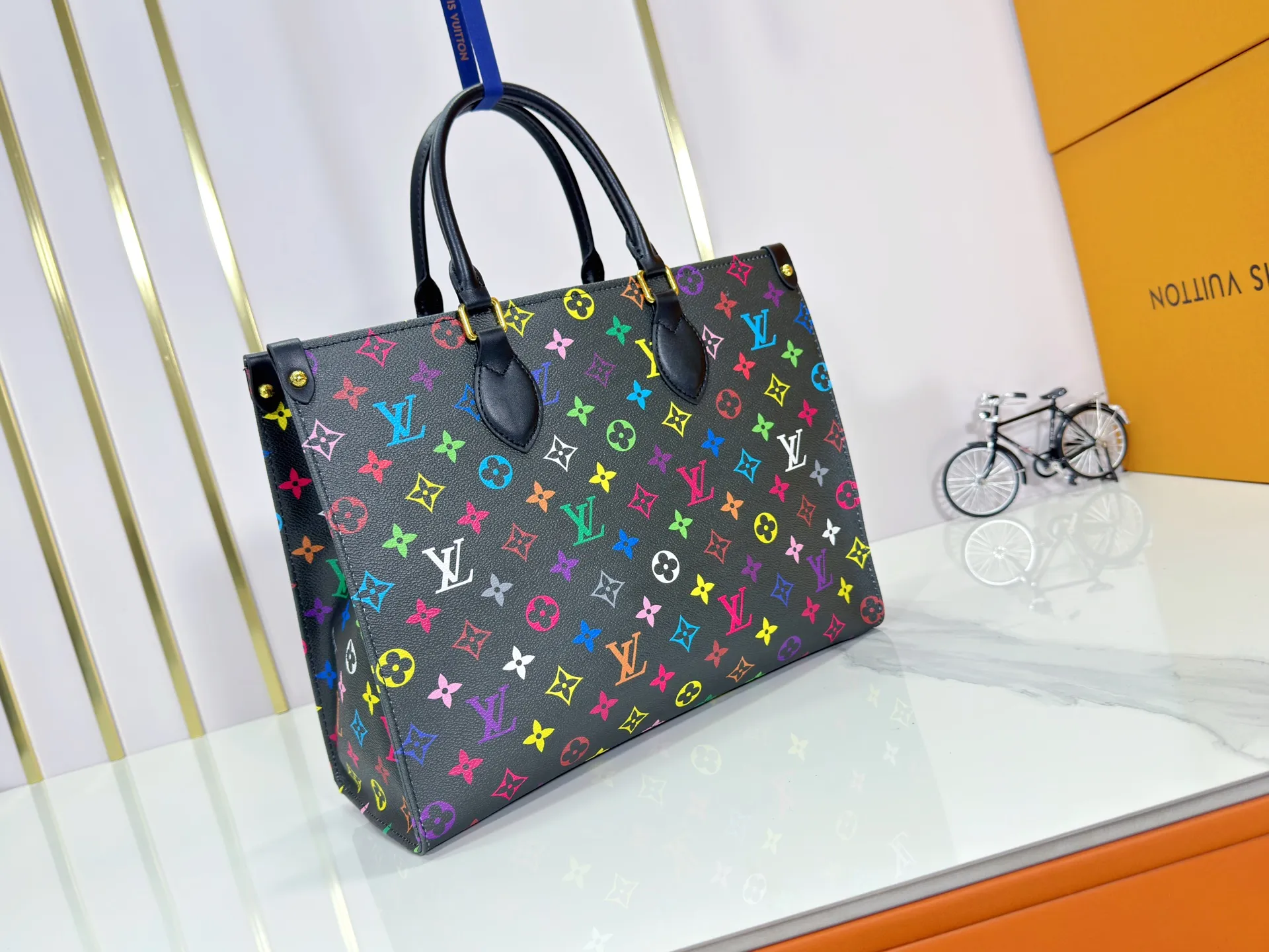 P260 upgrades original M45495 M13081 M45039, M45321! ONTHEGO Medium Handbag The Onthego medium handbag is decorated with classic Monogram canvas and Monogram Reverse canvas on both sides, showing different styles at will. Toron's dual handles and shoulder strap allow for a variety of carrying options. Detailed features 35 x 27 x 14 cm (length x height x width)