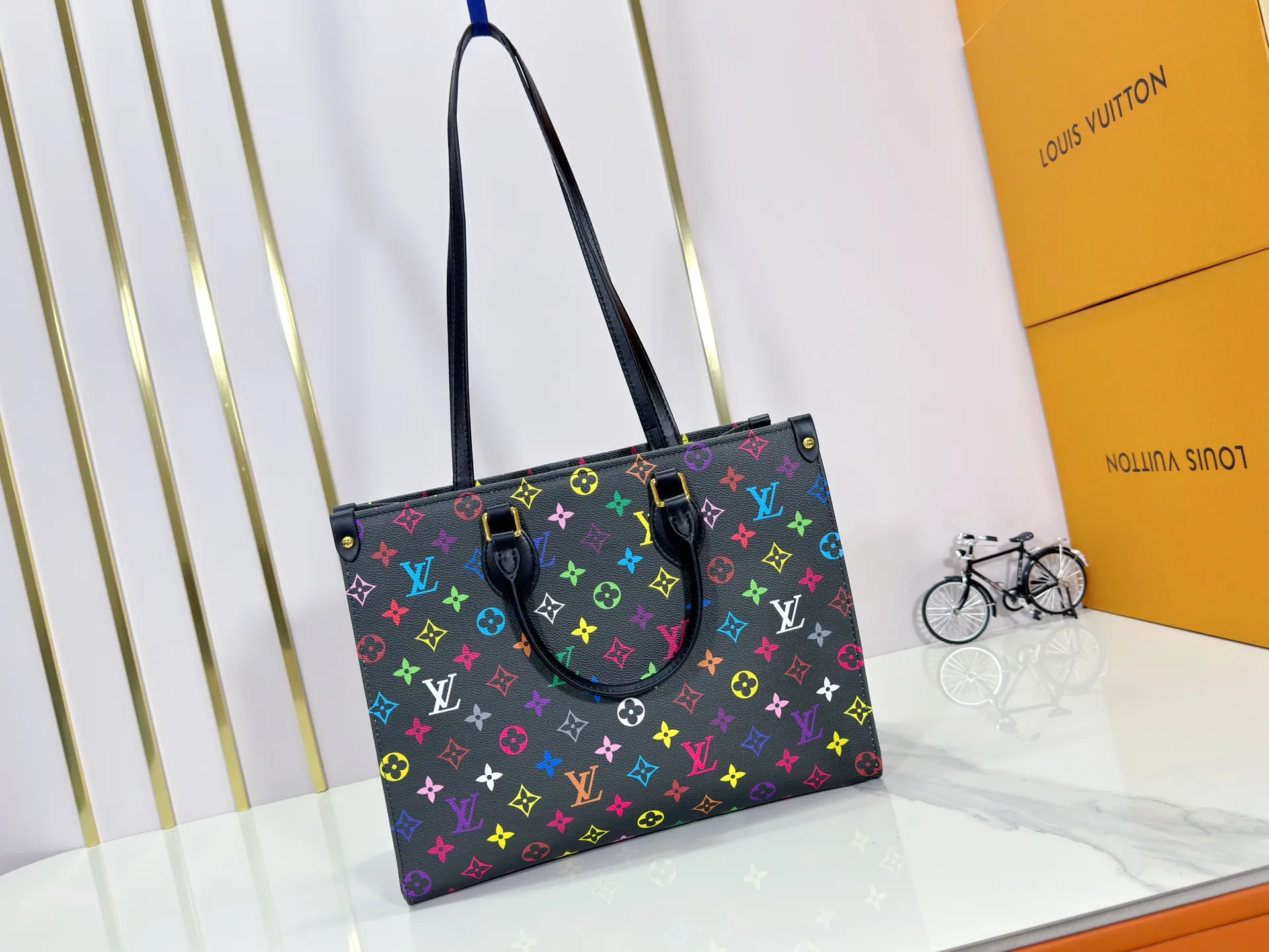 P260 upgrades original M45495 M13081 M45039, M45321! ONTHEGO Medium Handbag The Onthego medium handbag is decorated with classic Monogram canvas and Monogram Reverse canvas on both sides, showing different styles at will. Toron's dual handles and shoulder strap allow for a variety of carrying options. Detailed features 35 x 27 x 14 cm (length x height x width)