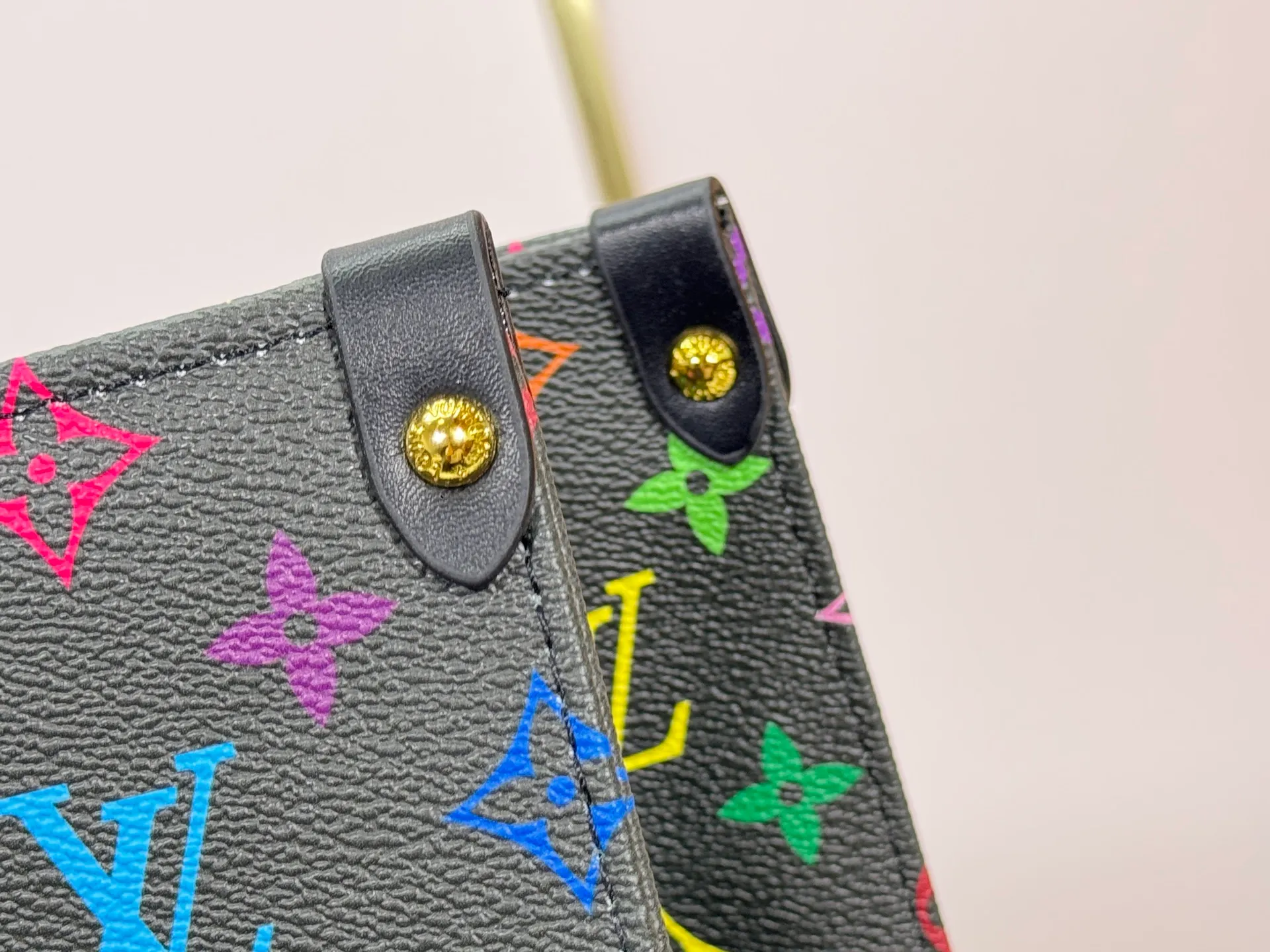 P260 upgrades original M45495 M13081 M45039, M45321! ONTHEGO Medium Handbag The Onthego medium handbag is decorated with classic Monogram canvas and Monogram Reverse canvas on both sides, showing different styles at will. Toron's dual handles and shoulder strap allow for a variety of carrying options. Detailed features 35 x 27 x 14 cm (length x height x width)