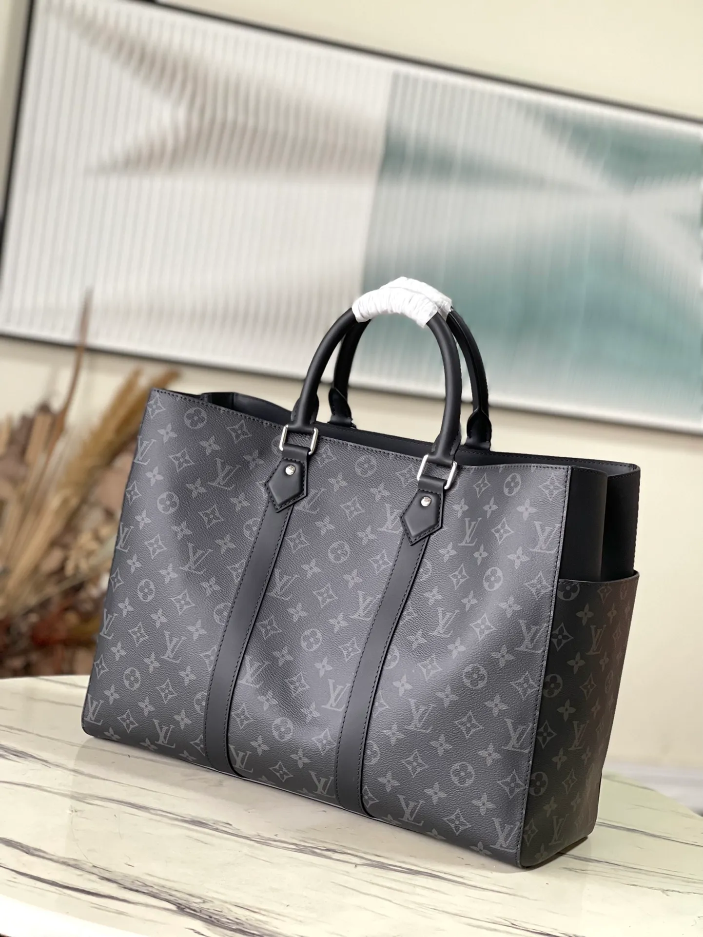 💰1200 Top Original Order M46451 Black Flower This Sac Plat24H handbag is made of Monogram embossed Taurillon leather, and easy-to-access external patch pockets are added to the fabric on both sides to achieve a fully functional configuration. In addition to the top handle, there is also a long handle that can be retracted inside to provide a comfortable carrying experience. Dimensions: 44 × 33 × 18 cm