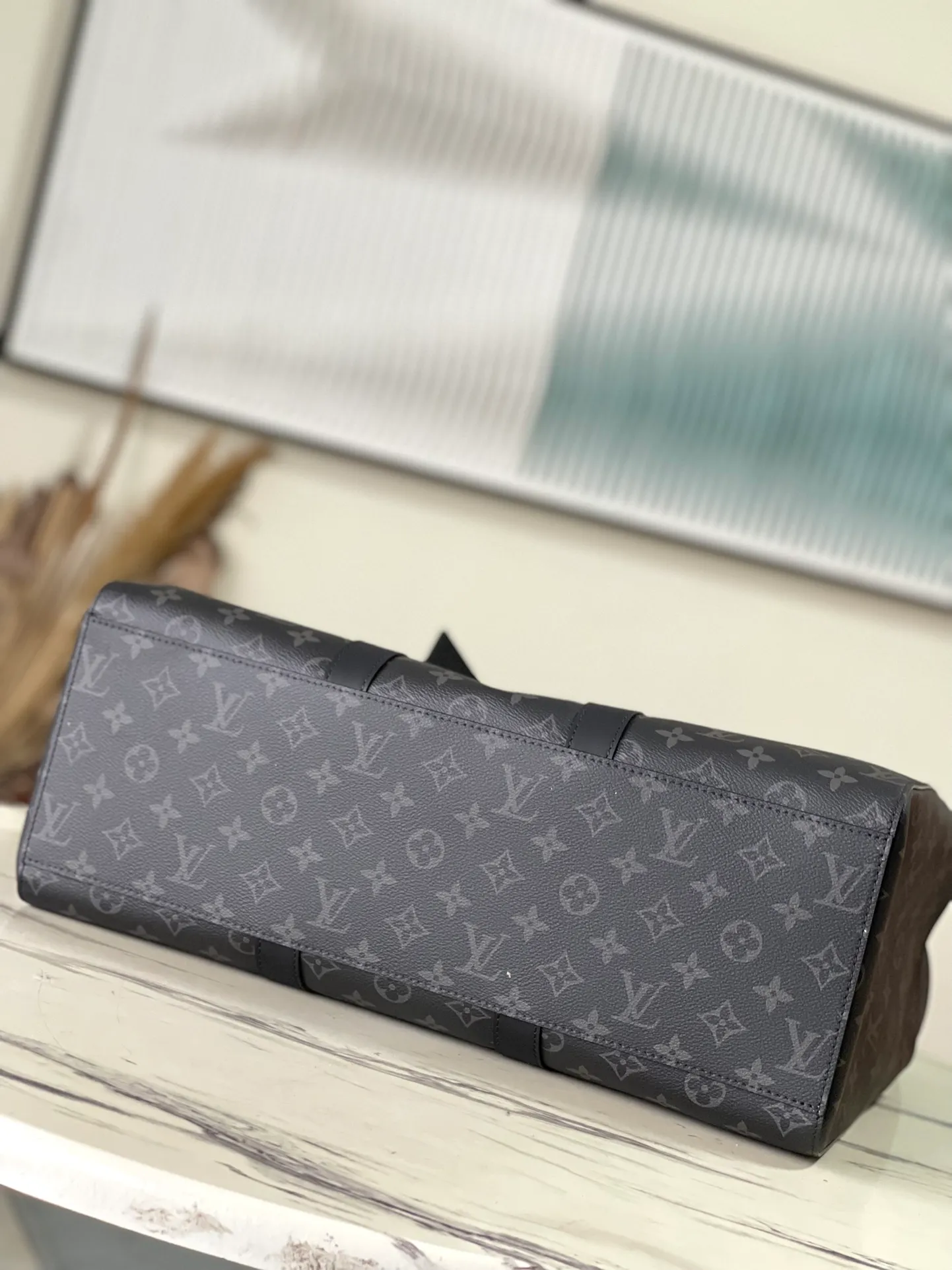 💰1200 Top Original Order M46451 Black Flower This Sac Plat24H handbag is made of Monogram embossed Taurillon leather, and easy-to-access external patch pockets are added to the fabric on both sides to achieve a fully functional configuration. In addition to the top handle, there is also a long handle that can be retracted inside to provide a comfortable carrying experience. Dimensions: 44 × 33 × 18 cm
