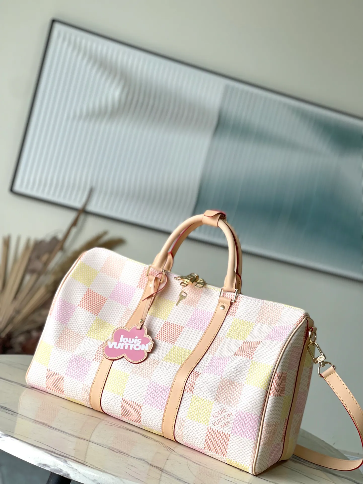 💰1160 Top Original N40667 Pink This Keepall Bandouliere 45 travel bag is made of Damier Golf coated canvas, showing freshness and vitality with the bright colors of the golf course. Calf leather molded side straps and top handle, the latter accented with Louis Vuitton floral embellishments, and a removable and adjustable leather shoulder strap for comfortable shoulder carry. Dimensions: 45 × 24 × 20 cm