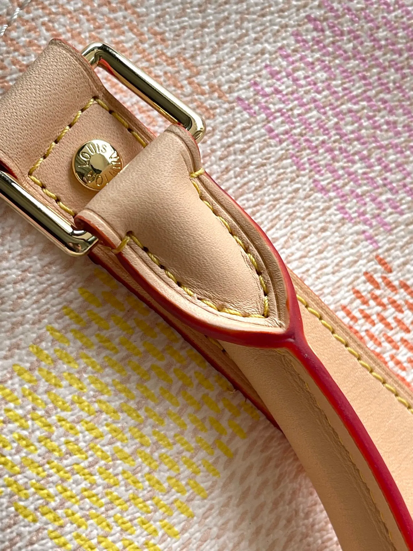 💰1160 Top Original N40667 Pink This Keepall Bandouliere 45 travel bag is made of Damier Golf coated canvas, showing freshness and vitality with the bright colors of the golf course. Calf leather molded side straps and top handle, the latter accented with Louis Vuitton floral embellishments, and a removable and adjustable leather shoulder strap for comfortable shoulder carry. Dimensions: 45 × 24 × 20 cm