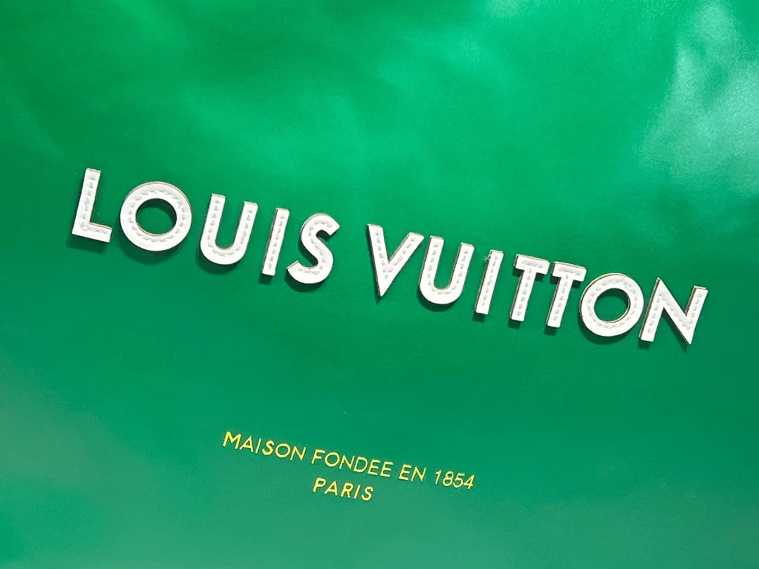 Batch 320💰M24457 Black Orange Blue Green Gray Presbyopia Plaid Black Crocodile Orange Crocodile Pattern 9 Colors ✔️ This Shopper medium handbag draws inspiration from Louis Vuitton shopping bags, with the words Louis Vuitton and Maison Fondée En 1854 written on soft cow leather, with a top handle and a detachable shoulder strap. Size: 40x32x16cm