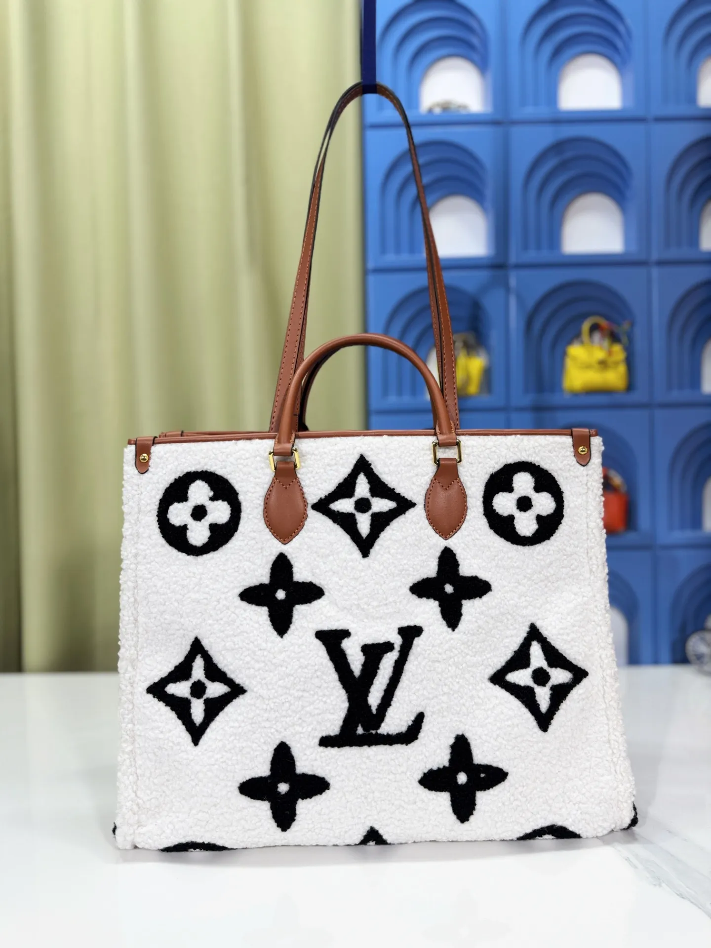 P260 Upgraded original M44571 M45039 M45321 This Onthego medium handbag is decorated with classic Monogram canvas and Monogram Reverse canvas on both sides, showing different styles at will. Toron's dual handles and shoulder strap allow for a variety of carrying options. Dimensions: 34.0 x 26.0 x 13.0 cm (length x height x width)