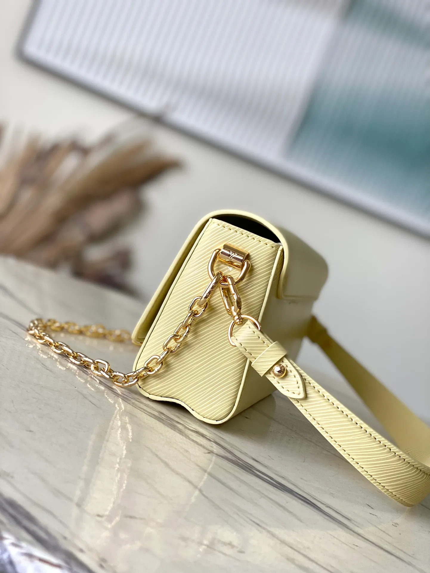 💰1160 (top-grain leather) top original order M24548 Yellow This Twist West handbag has a slender configuration, giving the classic design a new-season coolness. Epi leather is dip-dyed in modern colors, and LV Twist twist locks highlight the brand's identity. Comes with detachable shoulder strap and chain. Carry your daily essentials in a variety of ways. Dimensions: 23.5 × 12 × 7 cm