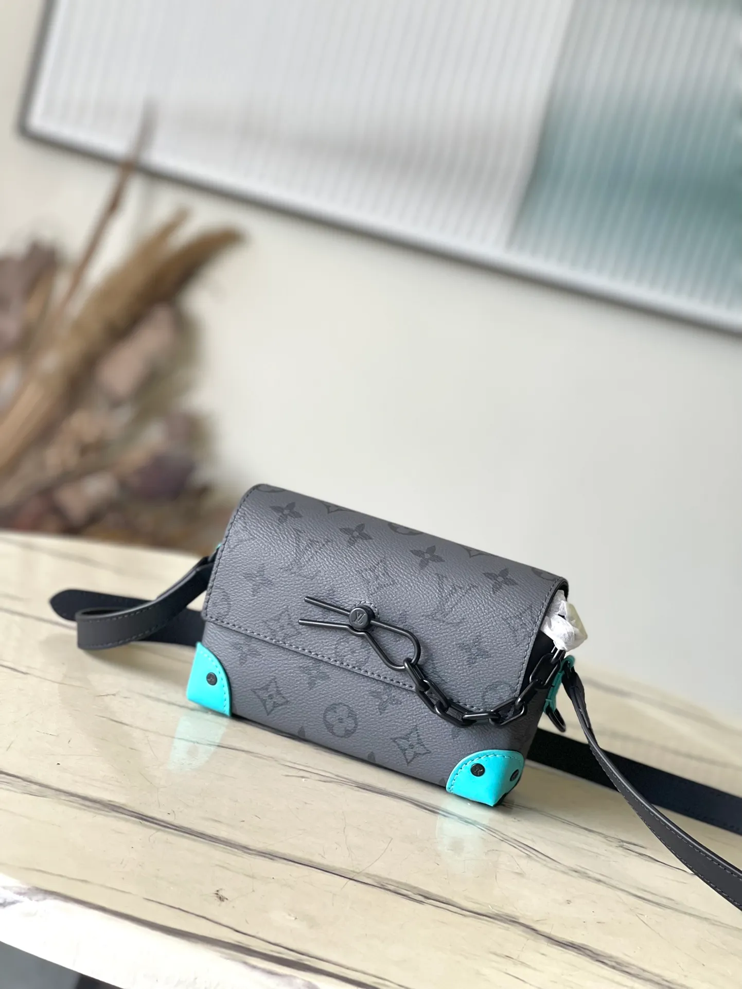 💰800 Top Original Order M11496 This Trio messenger bag uses Monogram Eclipse Reverse canvas and mesh details to create a three-in-one design. The zippered front pocket and coin purse on the shoulder strap are both detachable, enriching the functional design with the main pocket. The adjustable and removable fabric shoulder strap is embellished with logo and provides comfortable shoulder carrying experience. Dimensions: 18 × 11 × 6.5 cm