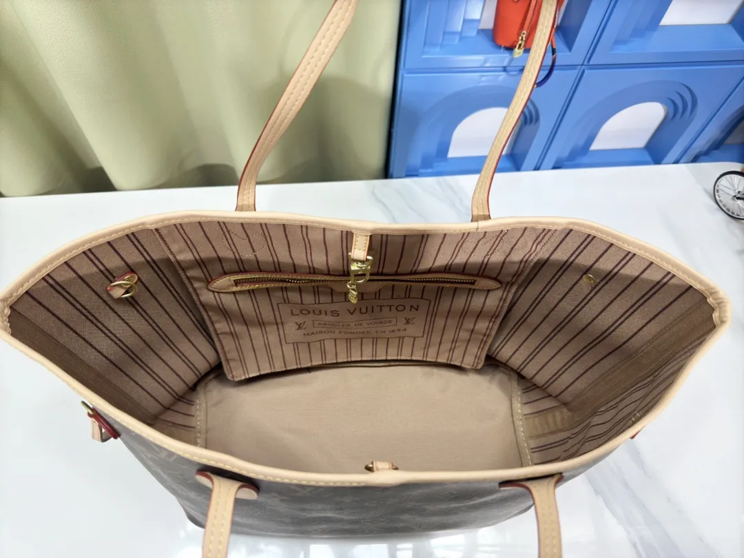 P230💰M40995 Apricot M41177 Bloom M41178 Presbyopia Rose M50366 Pollen N41358 Non-Red N41603 Non-Pink N41631 White Apricot N41605 White Pink NEVERFULL Medium Handbag Neverfull classic handbag, explore the exquisite details inside the bag. The redesigned interior pockets feature a fresh fabric lining, especially the detachable zippered clutch, which can be used alone as a sophisticated clutch or as an additional pocket. Bright lining tones add a more lively feel to Monogram's classic canvas. Detailed features 31 x 28 x 14 cm (Length x Height x Width) Redesigned interior pocket with details inspired by the Louis Vuitton archives Pocket lined with linen fabric Removable zipped clutch with tonal interior pocket Natural cowhide leather trim Shiny gold-tone hardware Handles: Double handle