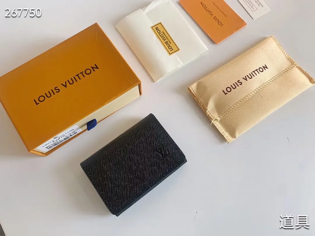 P80 💎LV ENVELOPPE CARTE DE VISITE Card Holder Wallet Made of classic Monogram coated canvas, this Enveloppe Carte de Visite card holder allows you to carry business cards or credit cards with you delicately. It can be easily stored in almost any pocket and uses snap buttons to open and close. Style number: M63801. Model: 10.5x 8x1. Coding: nn71/145125/57