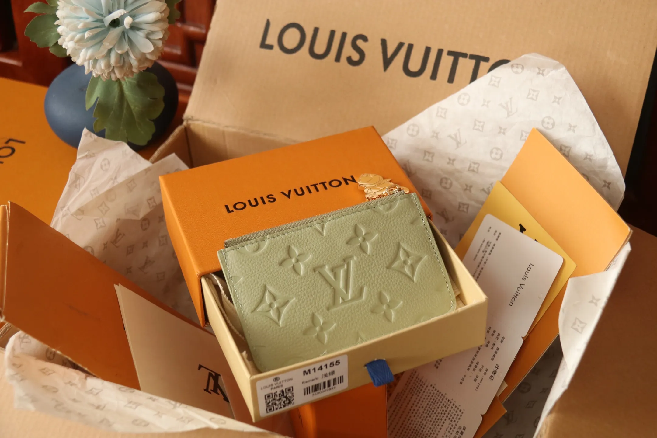 【LV x TM Romy Card Holder】 💎p400 m14155 rose m14171 blue m13800 green "LV × TM Porto Kurt Romy" appears in the "Louis Vuitton × Takashi Murakami" series that unfolds in a variety of categories. It features functional and playful expressions with fresh tones inspired by the rainbow colors unique to Japanese artists. The whole piece is finished with Monogram Amplant leather that adds a casual personality, and the bright Monogram multi-color canvas in the flat pocket stands out. The coin pocket opens and closes with a gold zipper and features a panda pull to symbolize the season.  Dimensions: 12 x 8 x 0.8 cm