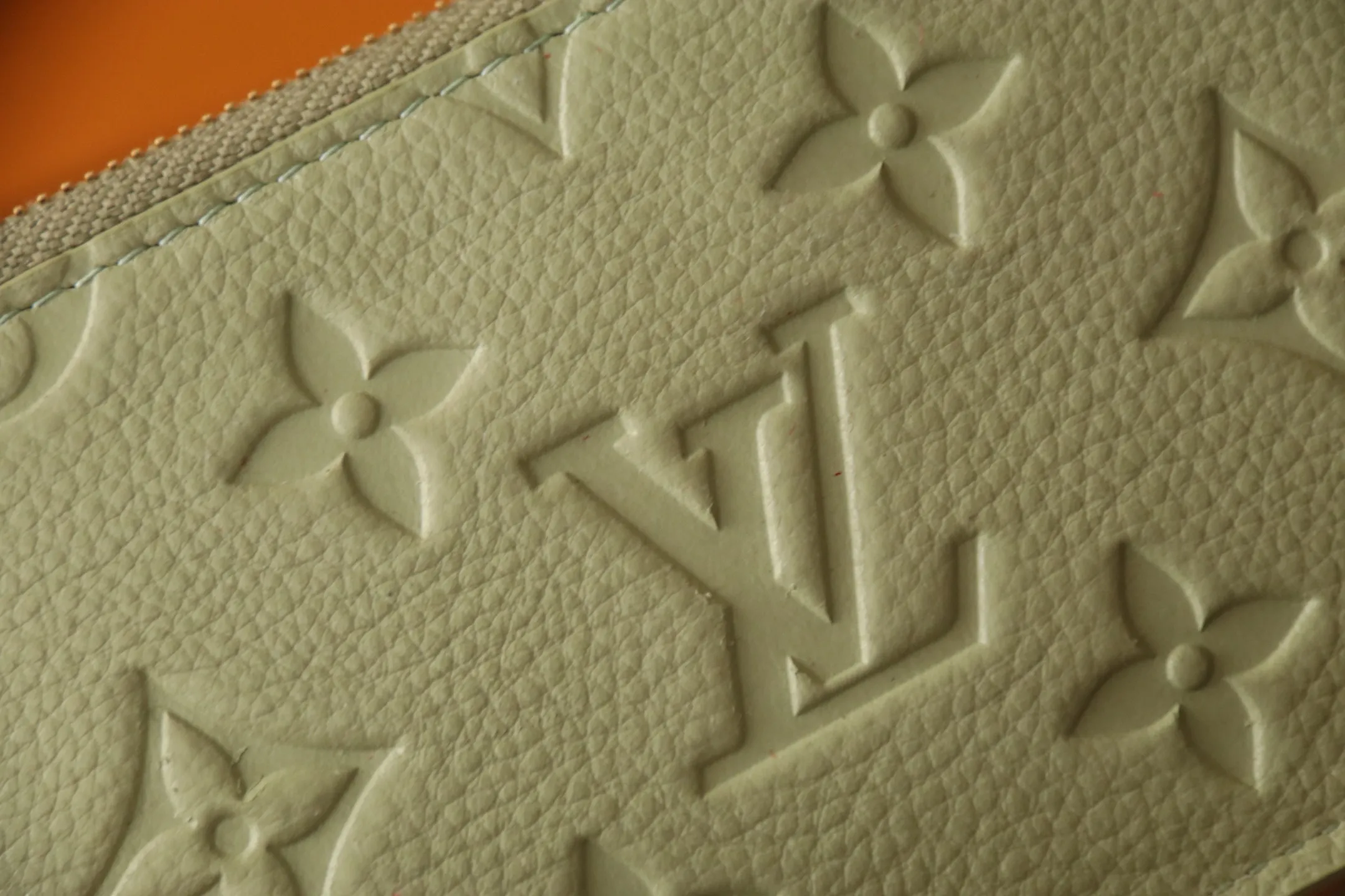【LV x TM Romy Card Holder】 💎p400 m14155 rose m14171 blue m13800 green "LV × TM Porto Kurt Romy" appears in the "Louis Vuitton × Takashi Murakami" series that unfolds in a variety of categories. It features functional and playful expressions with fresh tones inspired by the rainbow colors unique to Japanese artists. The whole piece is finished with Monogram Amplant leather that adds a casual personality, and the bright Monogram multi-color canvas in the flat pocket stands out. The coin pocket opens and closes with a gold zipper and features a panda pull to symbolize the season.  Dimensions: 12 x 8 x 0.8 cm