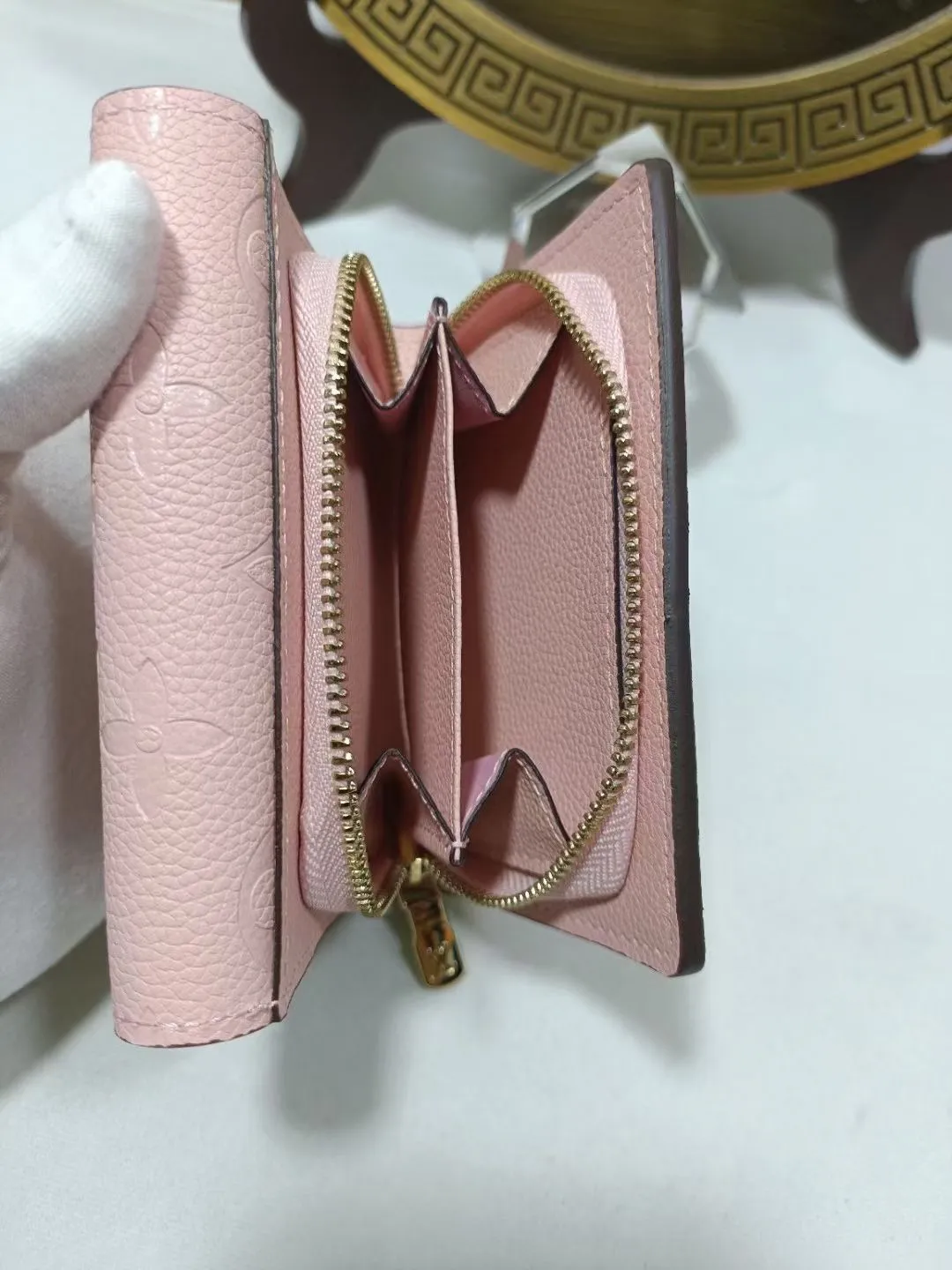 P160💰M80880 M81071 This Métis small wallet is made of soft Monogram Empreinte leather and decorated with the classic Monogram pattern, inspired by the Métis leather goods series. The wallet's flap is secured with a mini S-lock, a nod to traditional Louis Vuitton luggage. Compact yet practical, the wallet features a zippered accordion coin purse, two patch pockets and six credit card slots. Dimensions: 11.5 x 8.5 x 4 cm