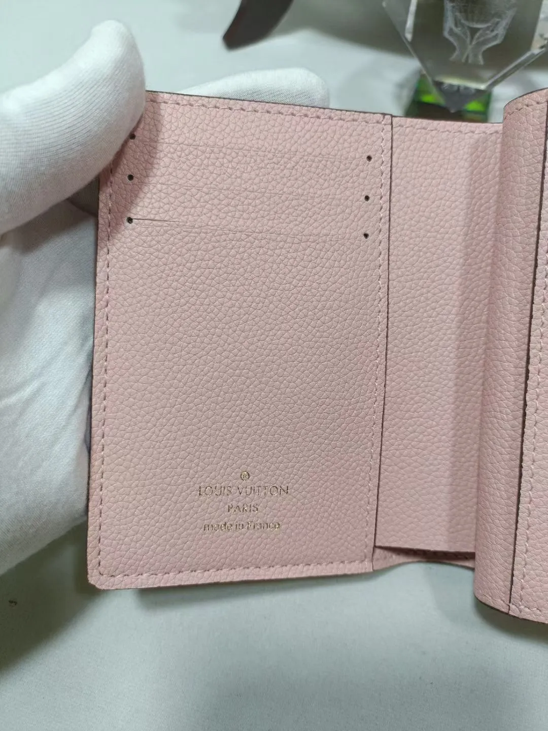 P160💰M80880 M81071 This Métis small wallet is made of soft Monogram Empreinte leather and decorated with the classic Monogram pattern, inspired by the Métis leather goods series. The wallet's flap is secured with a mini S-lock, a nod to traditional Louis Vuitton luggage. Compact yet practical, the wallet features a zippered accordion coin purse, two patch pockets and six credit card slots. Dimensions: 11.5 x 8.5 x 4 cm