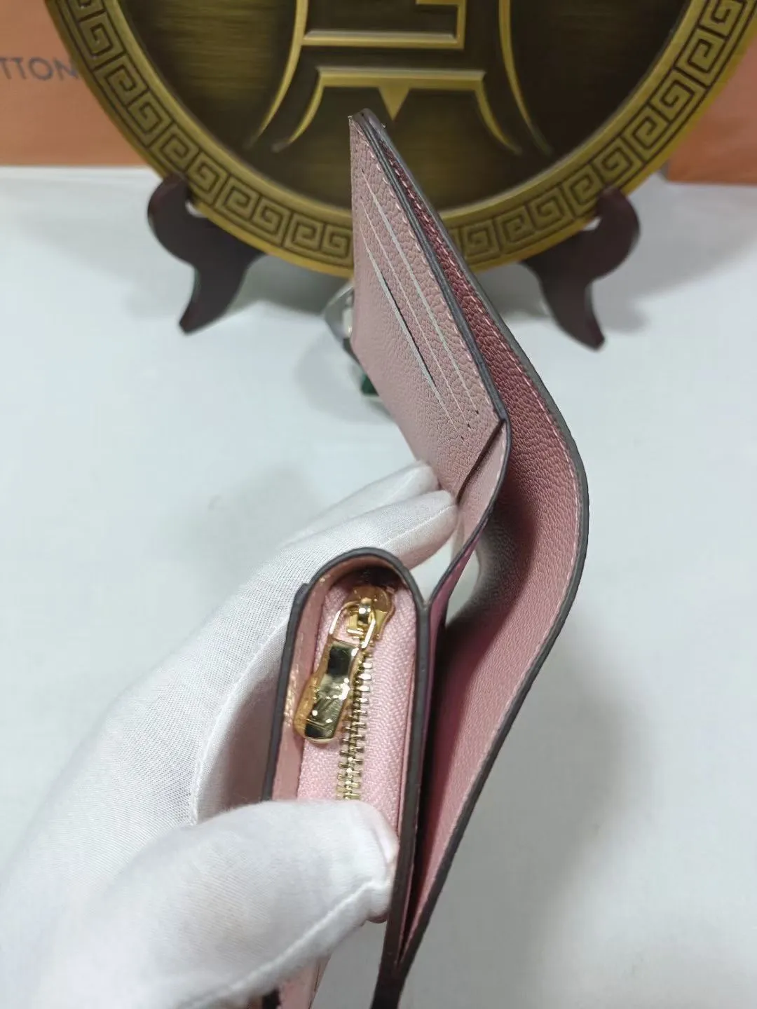 P160💰M80880 M81071 This Métis small wallet is made of soft Monogram Empreinte leather and decorated with the classic Monogram pattern, inspired by the Métis leather goods series. The wallet's flap is secured with a mini S-lock, a nod to traditional Louis Vuitton luggage. Compact yet practical, the wallet features a zippered accordion coin purse, two patch pockets and six credit card slots. Dimensions: 11.5 x 8.5 x 4 cm