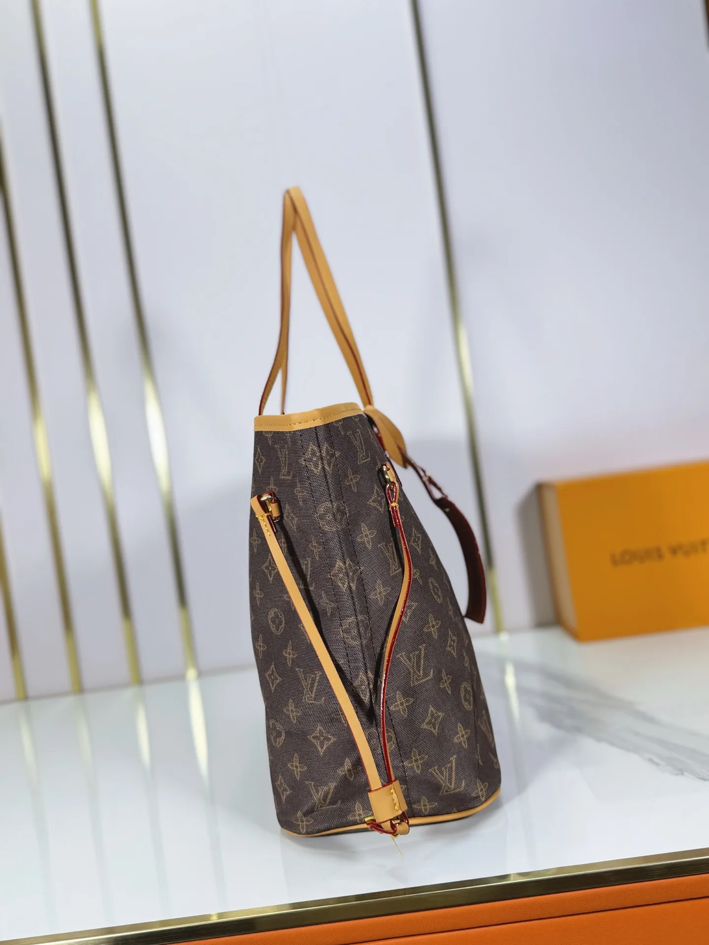 P240 upgraded original M45685 M40995 M27521💋💋Louis Vuitton's new Neverfull is a new interpretation of the classic handbag, exploring the exquisite details inside the bag. Redesigned interior pockets feature fresh fabric linings and vintage details inspired by the Louis Vuitton archives, most notably the detachable zippered clutch, which can be used on its own as a sophisticated clutch or as an additional pocket. Bright lining tones add a more lively feel to Monogram's classic canvas. Size: 32*29*17 cm