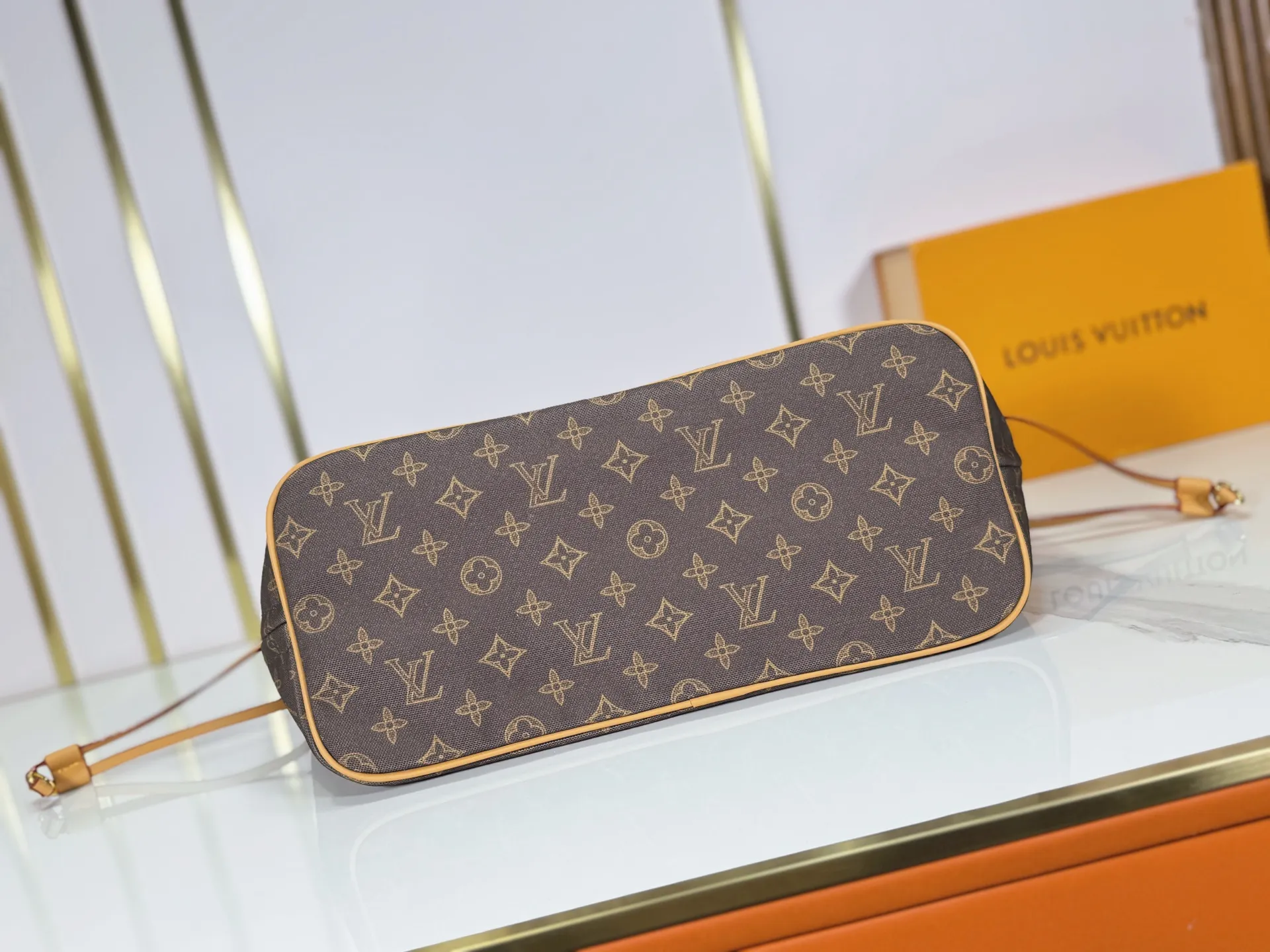 P240 upgraded original M45685 M40995 M27521💋💋Louis Vuitton's new Neverfull is a new interpretation of the classic handbag, exploring the exquisite details inside the bag. Redesigned interior pockets feature fresh fabric linings and vintage details inspired by the Louis Vuitton archives, most notably the detachable zippered clutch, which can be used on its own as a sophisticated clutch or as an additional pocket. Bright lining tones add a more lively feel to Monogram's classic canvas. Size: 32*29*17 cm