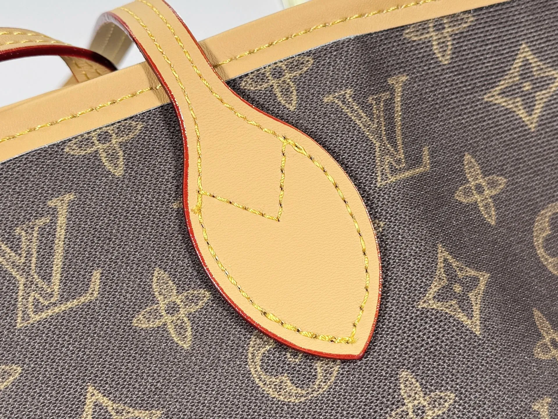 P240 upgraded original M45685 M40995 M27521💋💋Louis Vuitton's new Neverfull is a new interpretation of the classic handbag, exploring the exquisite details inside the bag. Redesigned interior pockets feature fresh fabric linings and vintage details inspired by the Louis Vuitton archives, most notably the detachable zippered clutch, which can be used on its own as a sophisticated clutch or as an additional pocket. Bright lining tones add a more lively feel to Monogram's classic canvas. Size: 32*29*17 cm