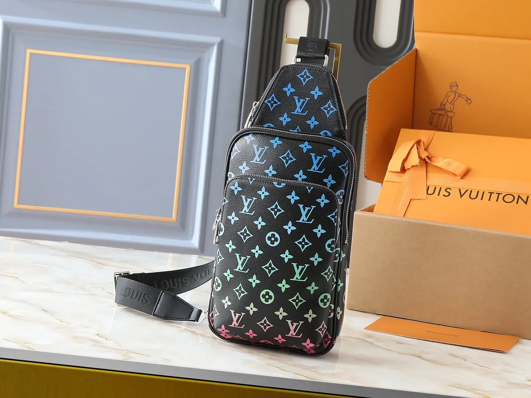 💰240💰Upgraded from the original M13963 M47137 M11703 This Avenue small shoulder bag is made of Monogram Eclipse coated canvas, with a sophisticated structure to explore the trendy charm of traveling cross-body. An interior pocket in the main compartment ensures secure storage, while an exterior zippered pocket provides easy access to frequently used items. There is a triangular zipper pocket where the shoulder strap connects to the handbag. 16 x 33 x 5.7 cm (length x height x width)